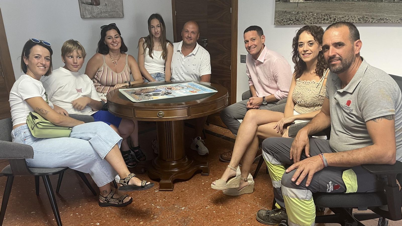 Andrey con su mujer y sus dos hijos, junto al alcalde de Torreperogil y flanqueado por la familia Pérez.