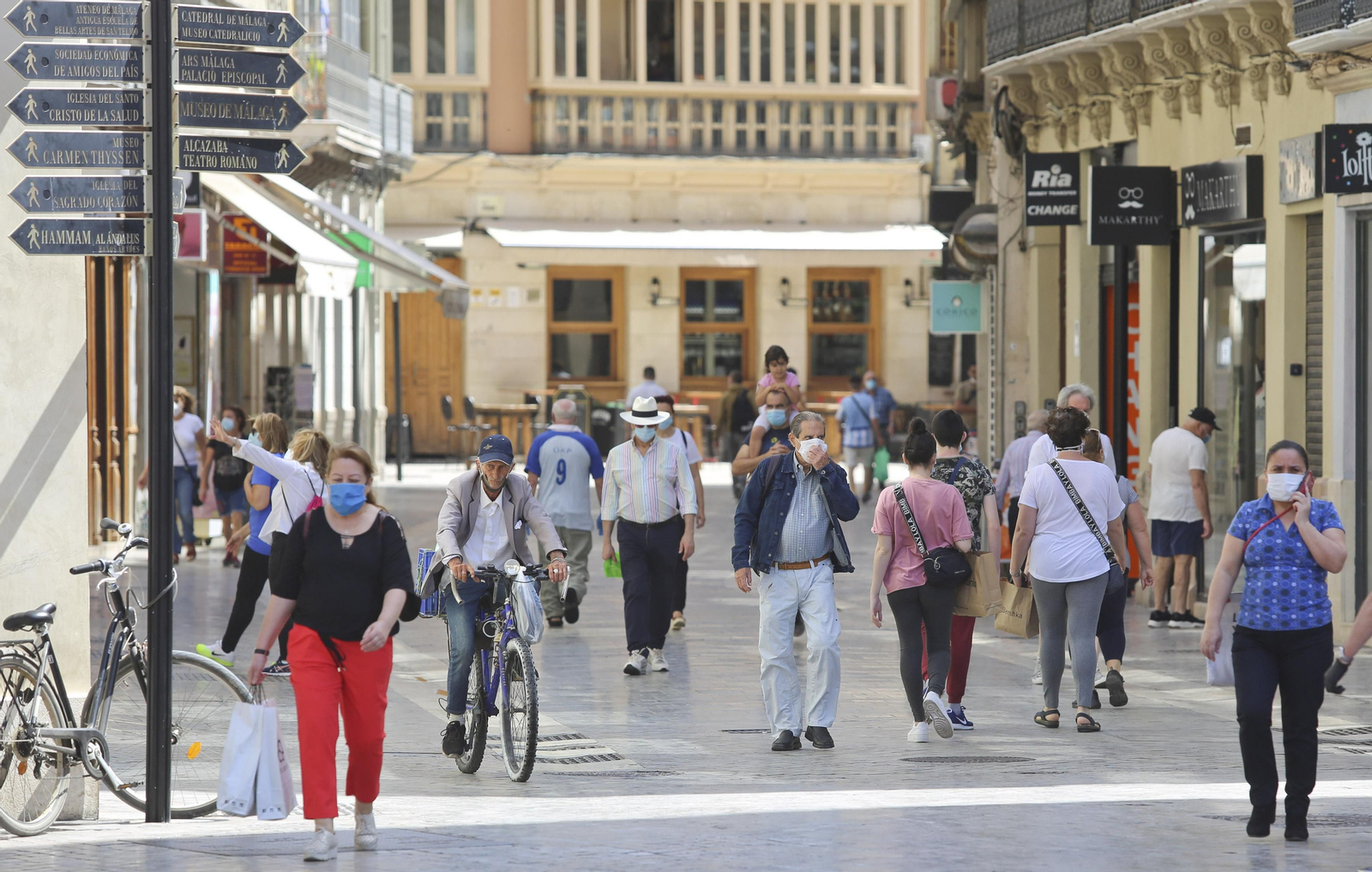 Personas con mascarilla en el centro de Málaga. Personas con mascarilla en el centro de Málaga.