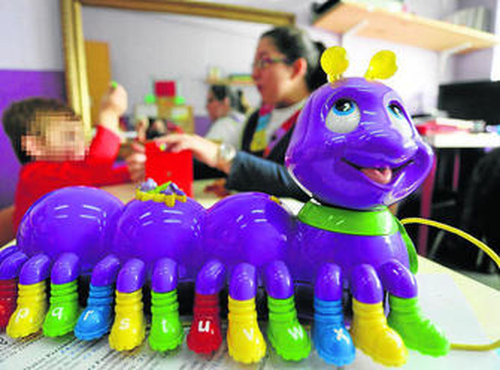 Una trabajadora de Aspahidev atiende a un niño dentro del programa de atención temprana.