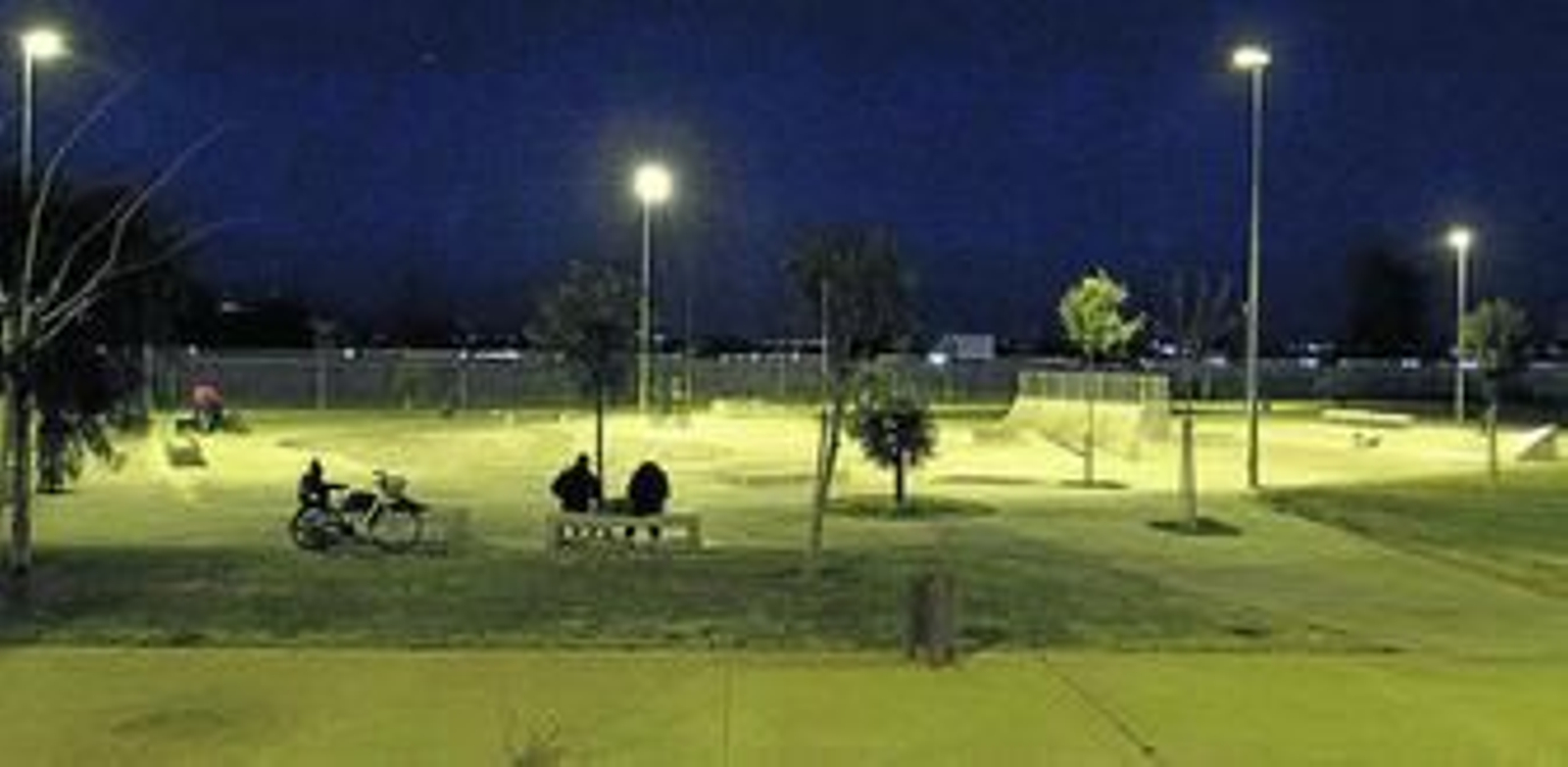 Pista de 'skate-park' iluminada durante la noche en el nuevo parque abierto en el Higuerón Sur. Pista de 'skate-park' iluminada durante la noche en el nuevo parque abierto en el Higuerón Sur.