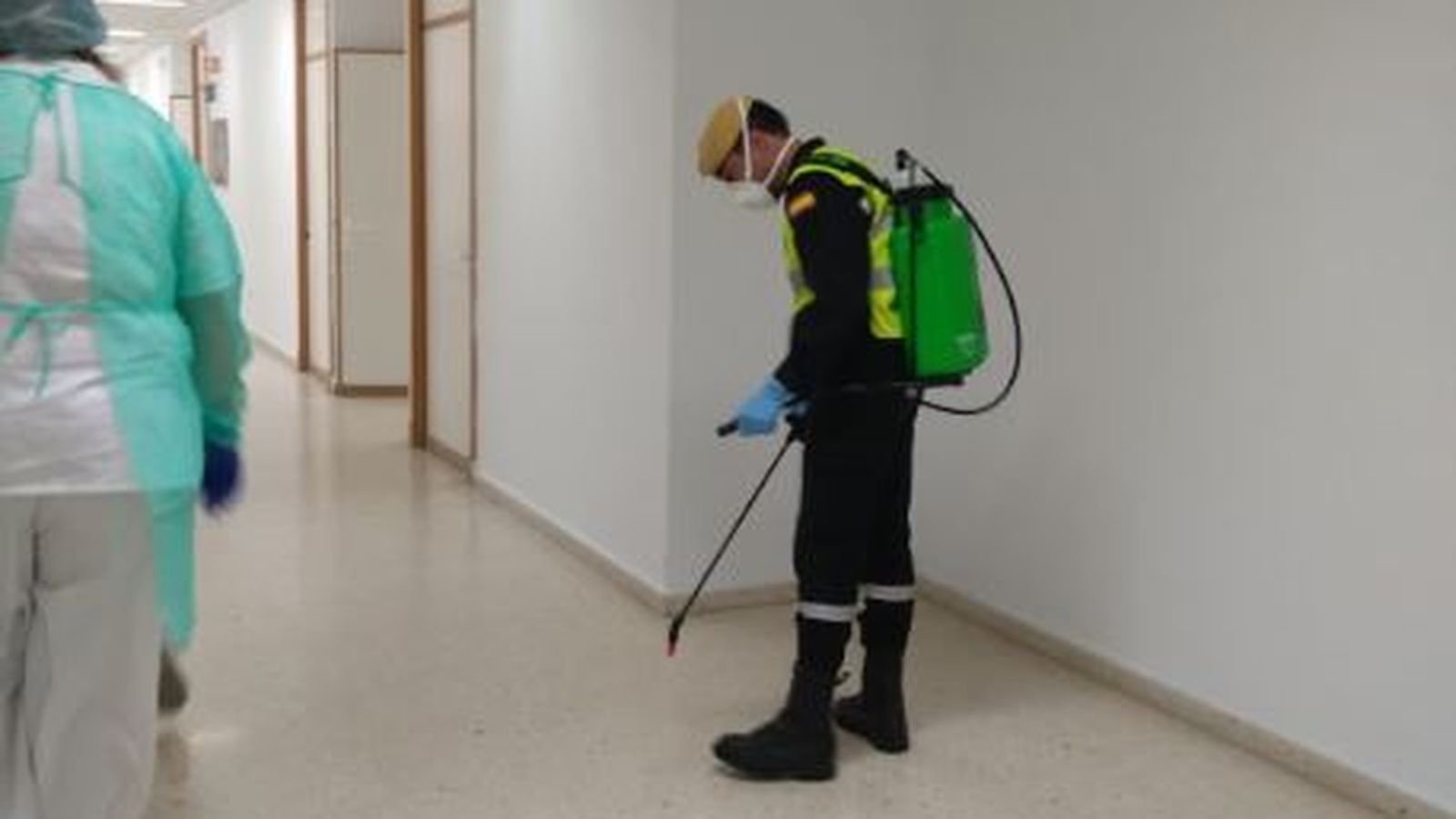 Uno de los agentes de la UME en el Clínico