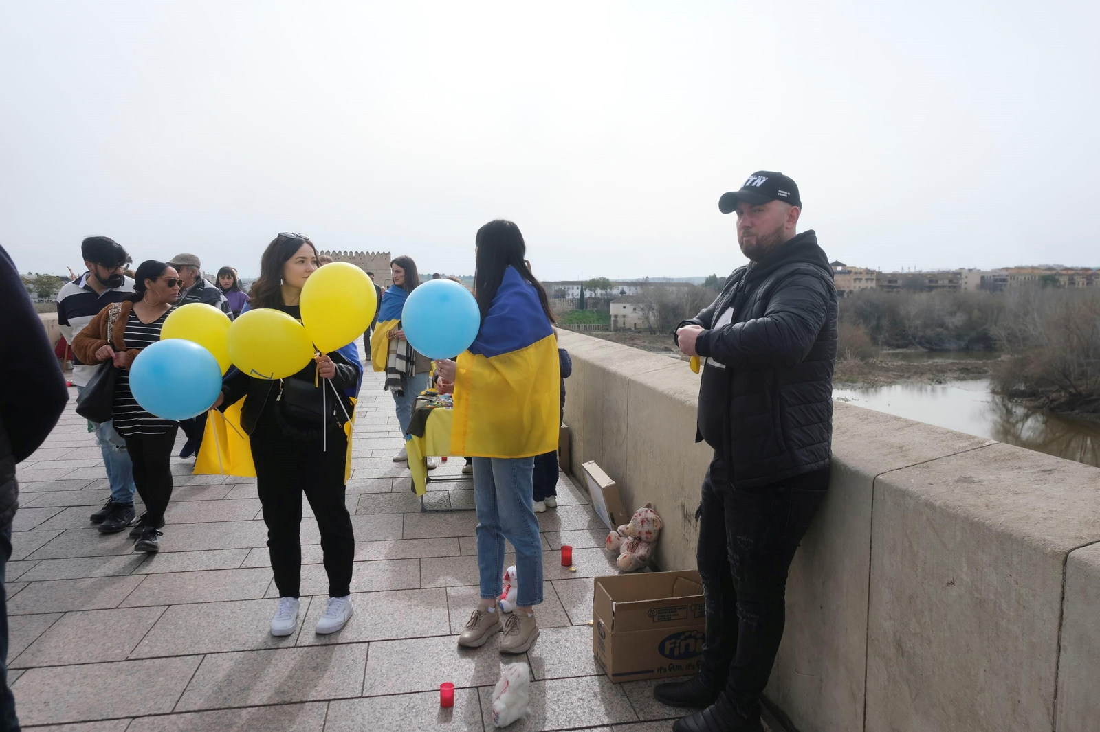 El mercadillo solidario de la Asociación de Ucranianos en Córdoba, en imágenes