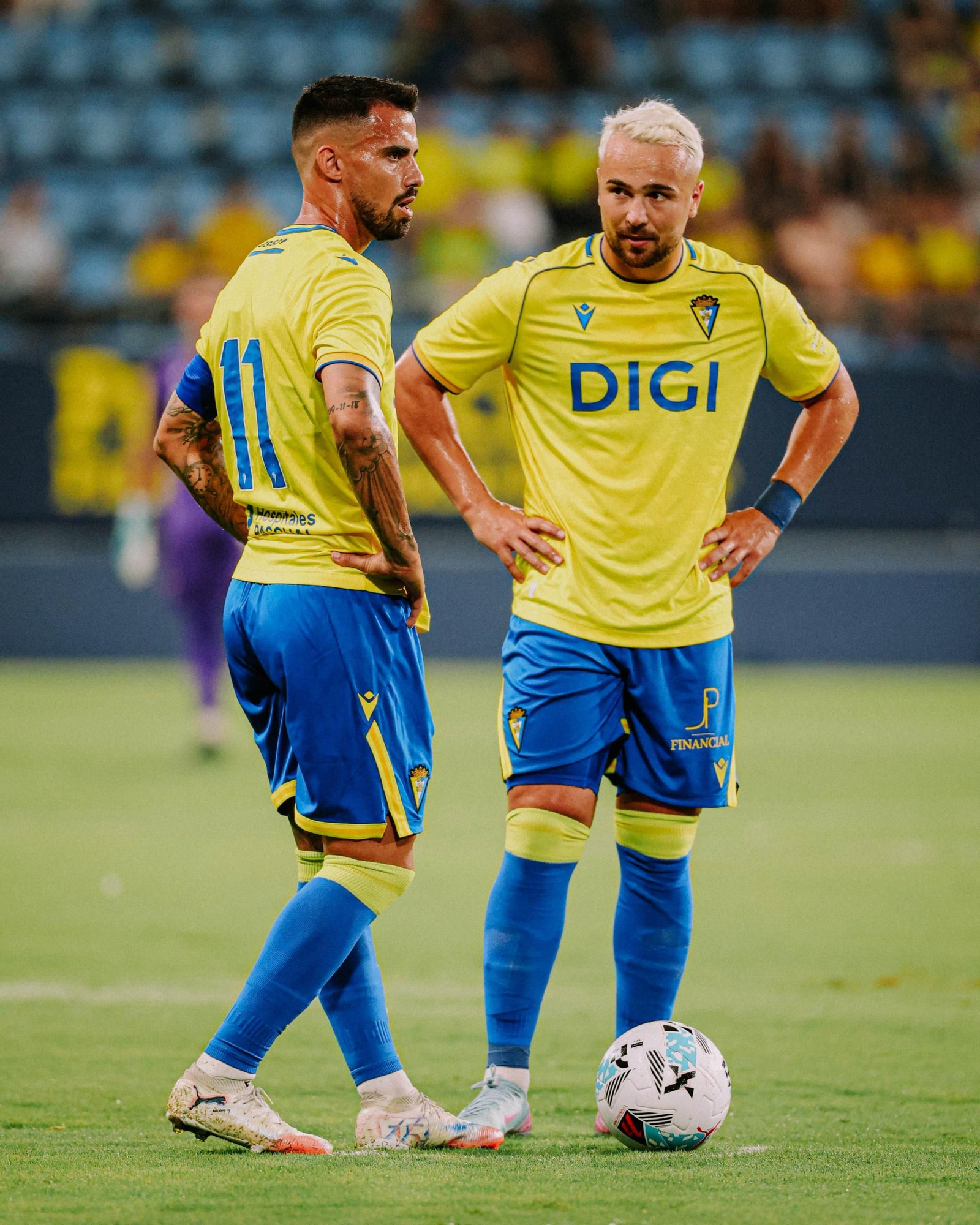Suso y Ontiveros, a la espera del cierre del mercado, son los principales atractivos del Cádiz.
