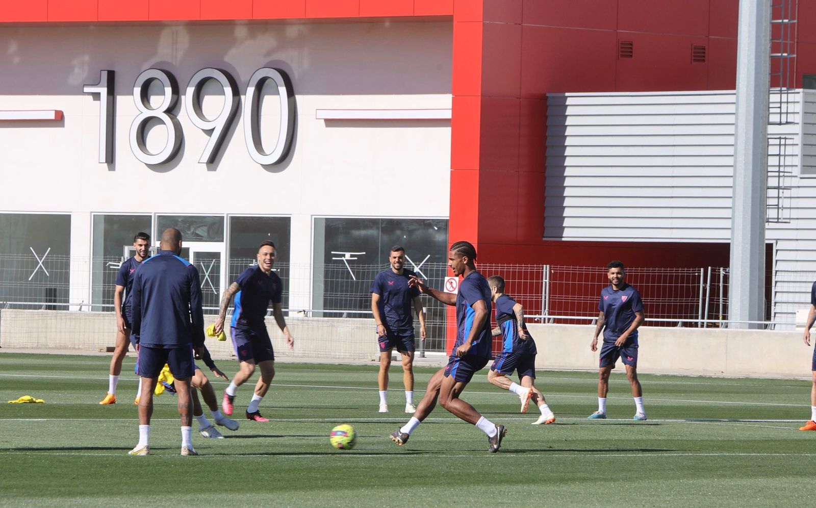 Badé pasa el balón en un rondo ante Marcao y Ocampos, que podrían repetir en el once.