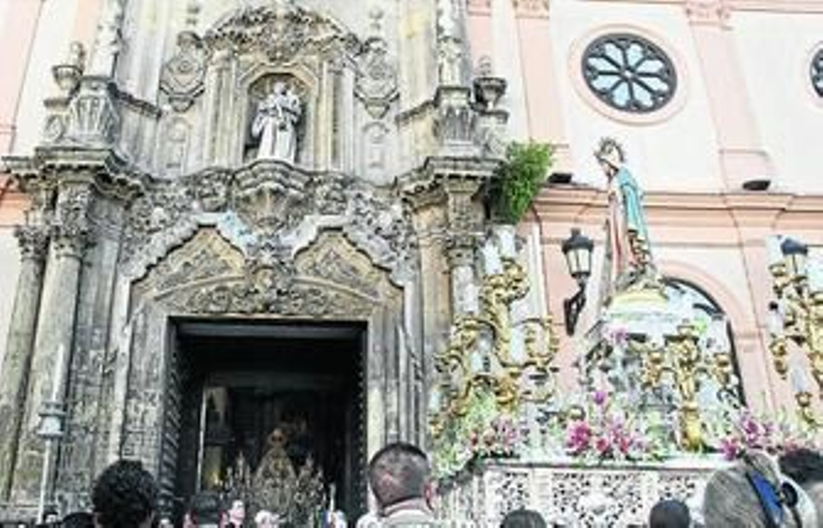 El paso de María Milagrosa, ante la Virgen del Rosario en la puerta de San Antonio, en el rosario público.