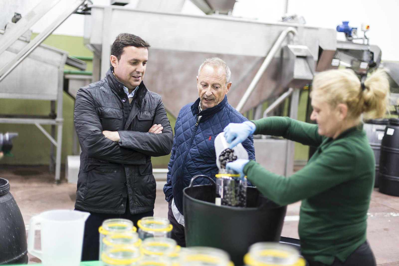 El presidente de la Diputación Provincial de Almería, en un recorrido que realizó por las instalaciones de la Almazara de Canjáyar, con Francisco Calvache.