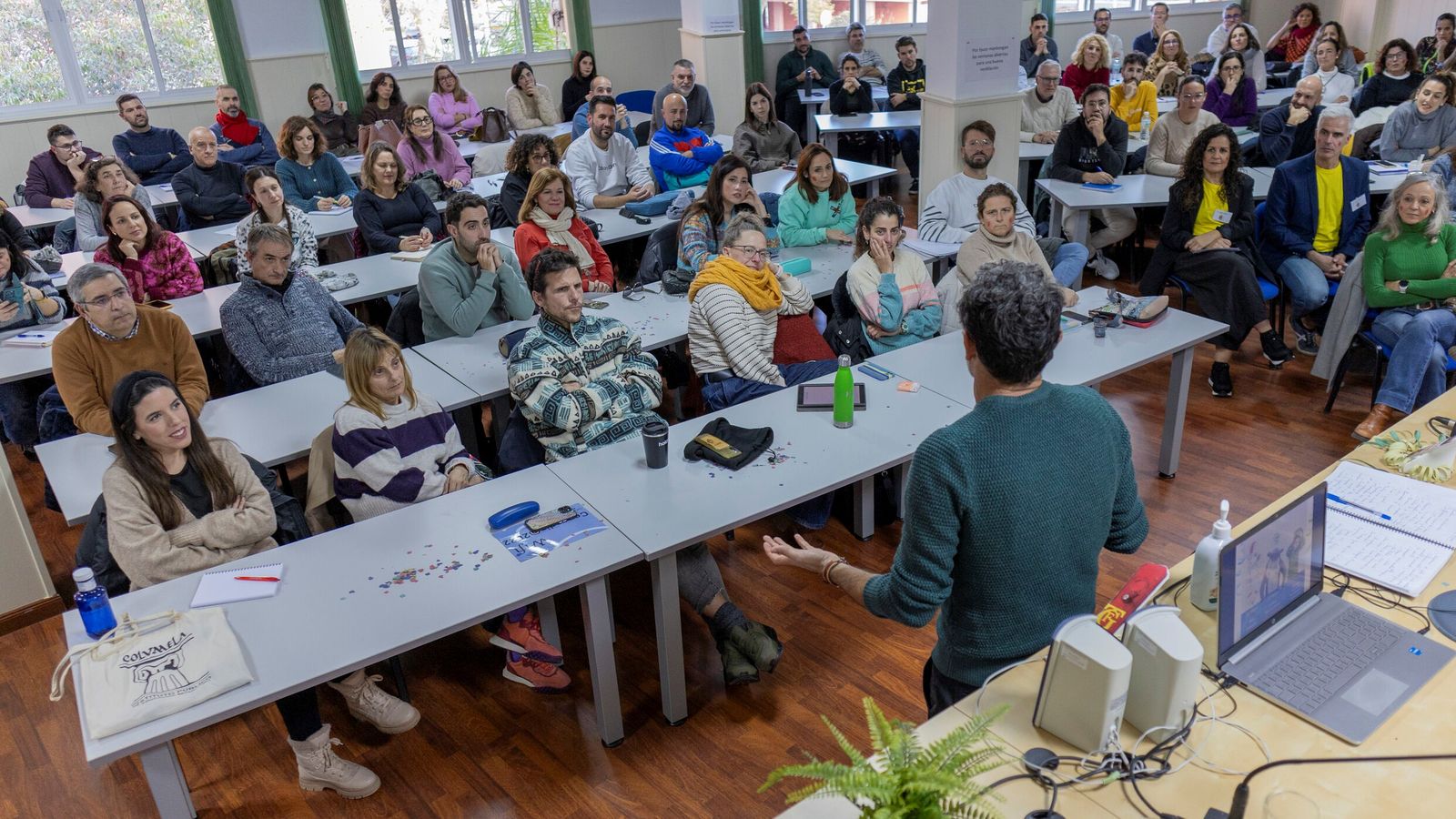 Más de un centenar de docentes atienden las explicaciones del comparsista Jesús Bienvenido en el primer día del curso