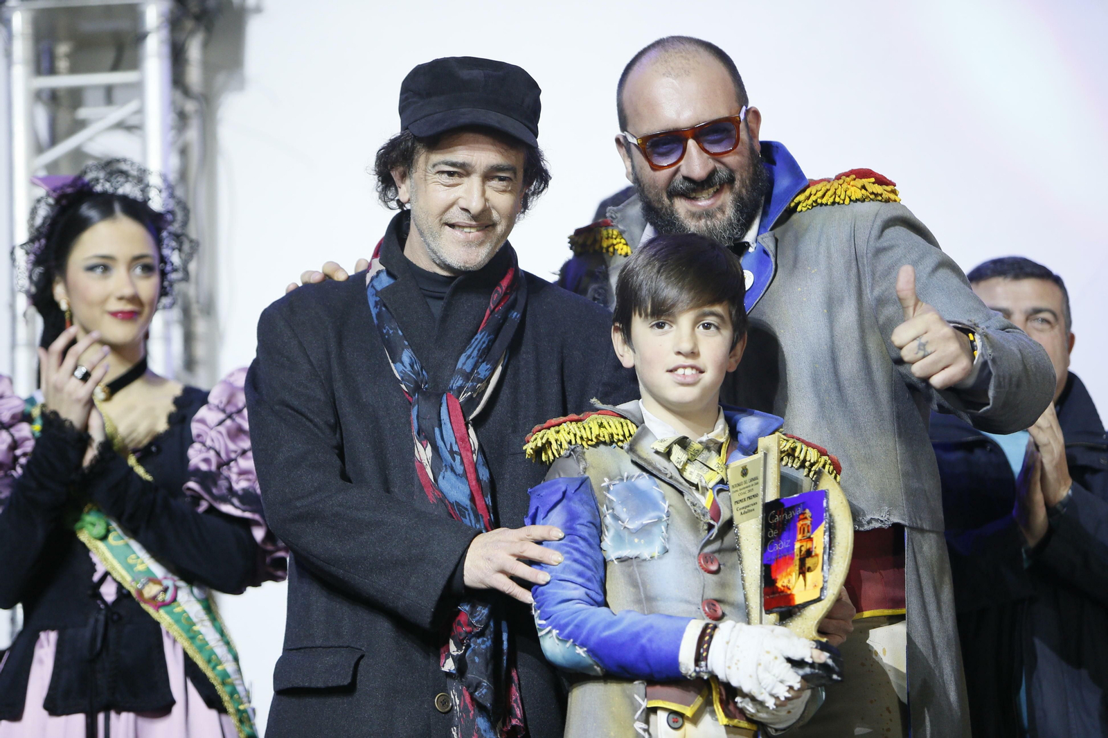 Aragón recogiendo el primer premio de 'Los millonarios' junto a Ramoni.