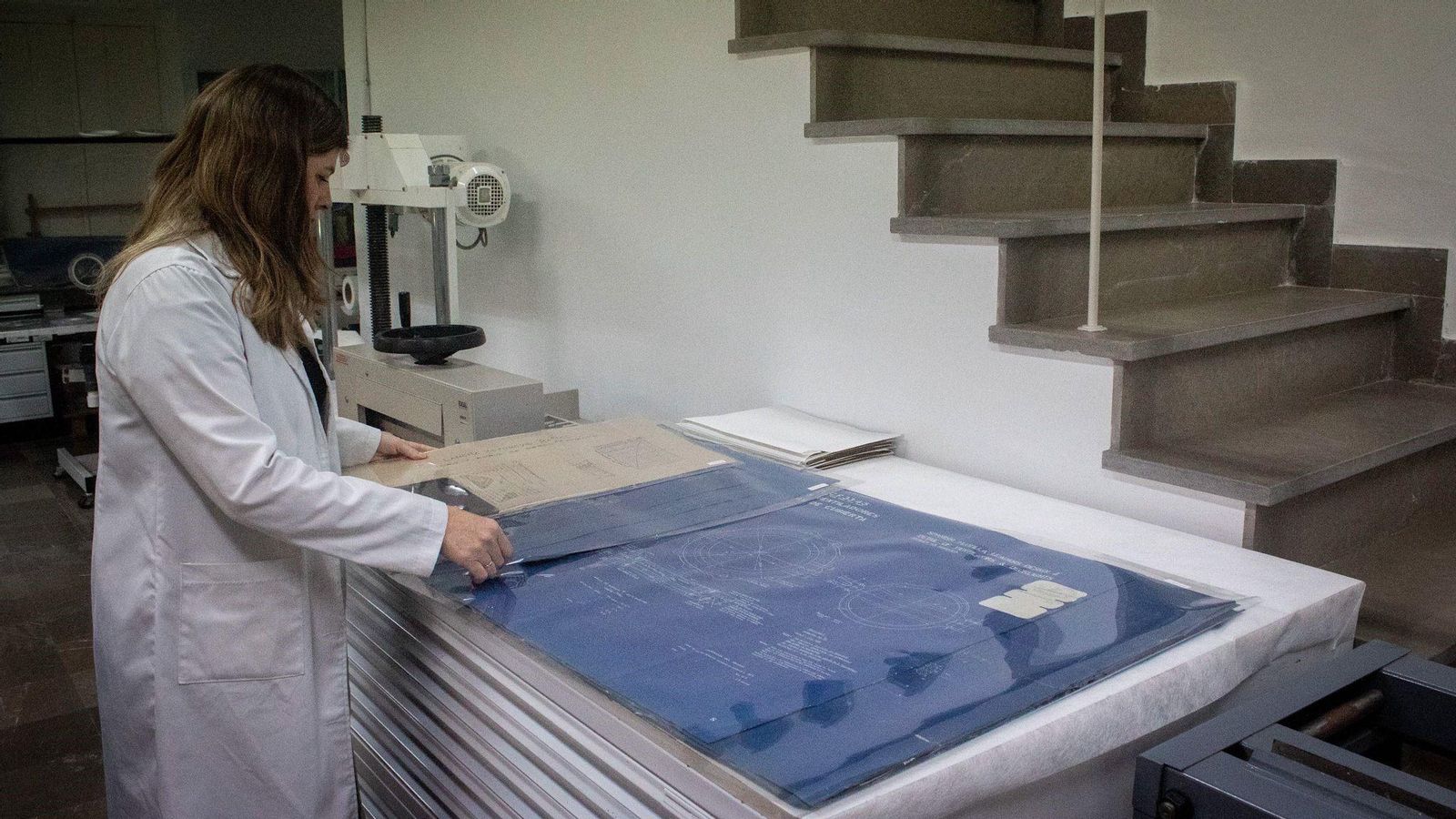 Carolina Maqueda, junto a uno de los planos del taller Vigorito.