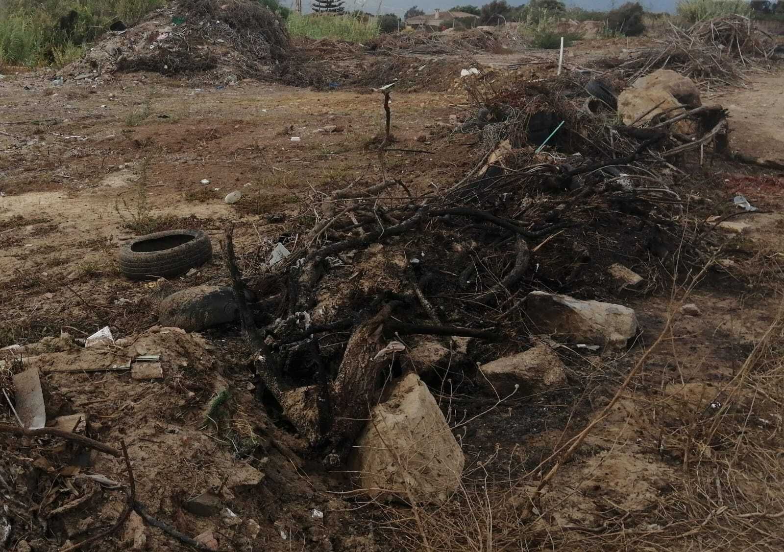 Escombros quemados en un solar de la calle Cabo Lastre, en Algeciras.