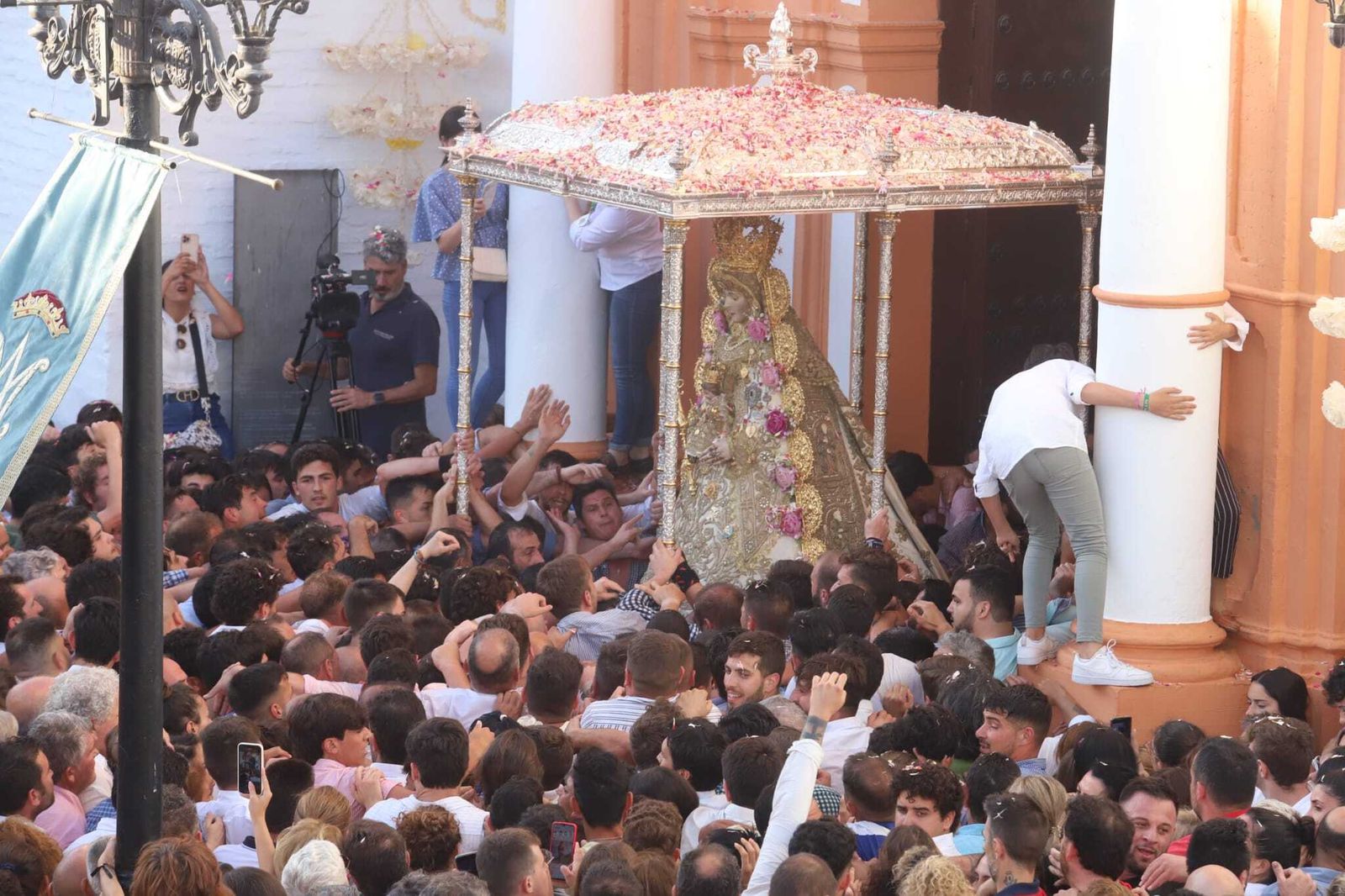 La Virgen del Rocío regresa a la iglesia tras 13 horas de procesión, en imágenes