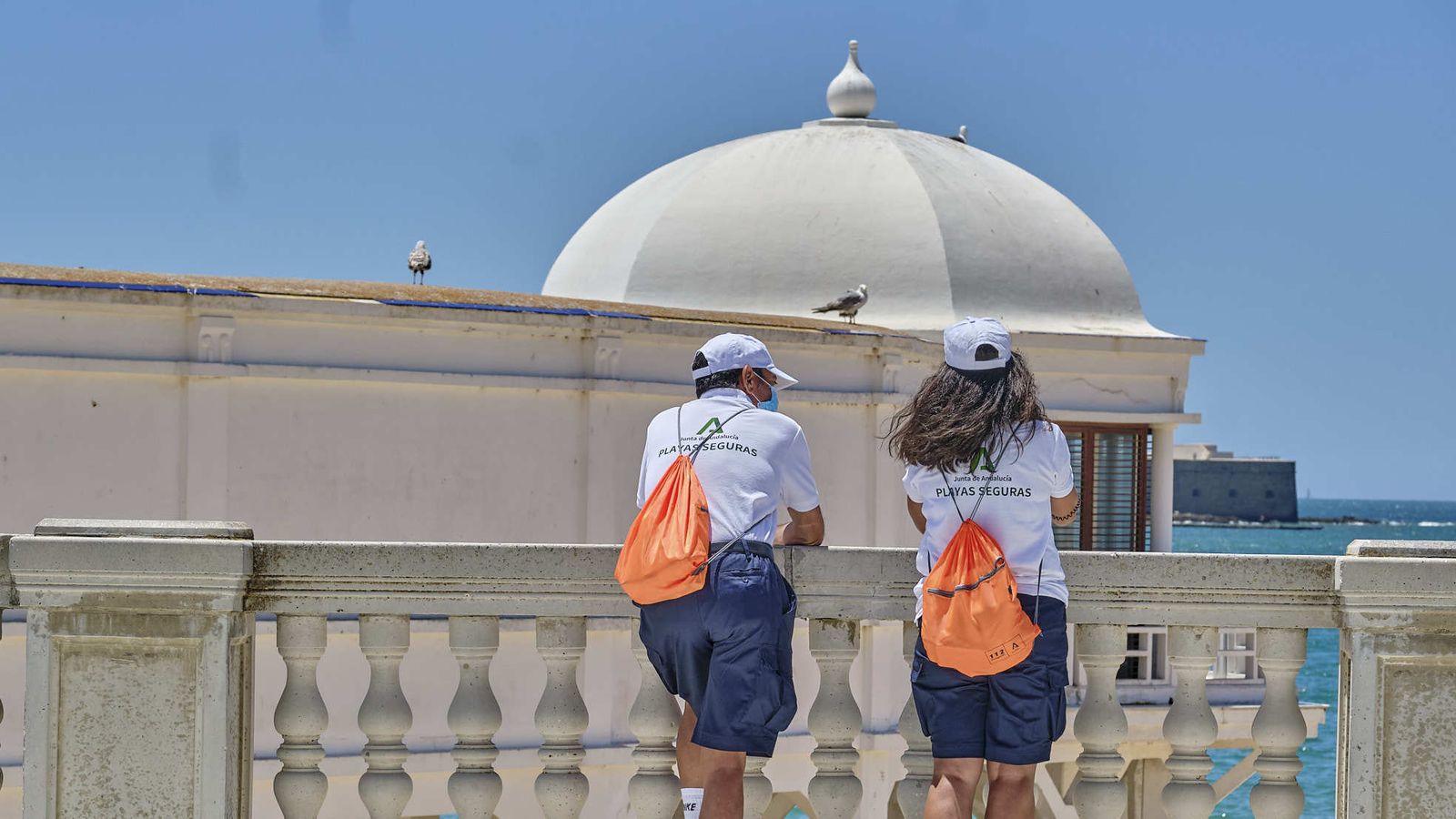 Dos auxiliares de playa, que fueron seleccionados en una de las convocatorias exprés este verano, en la playa de La Caleta, en Cádiz.