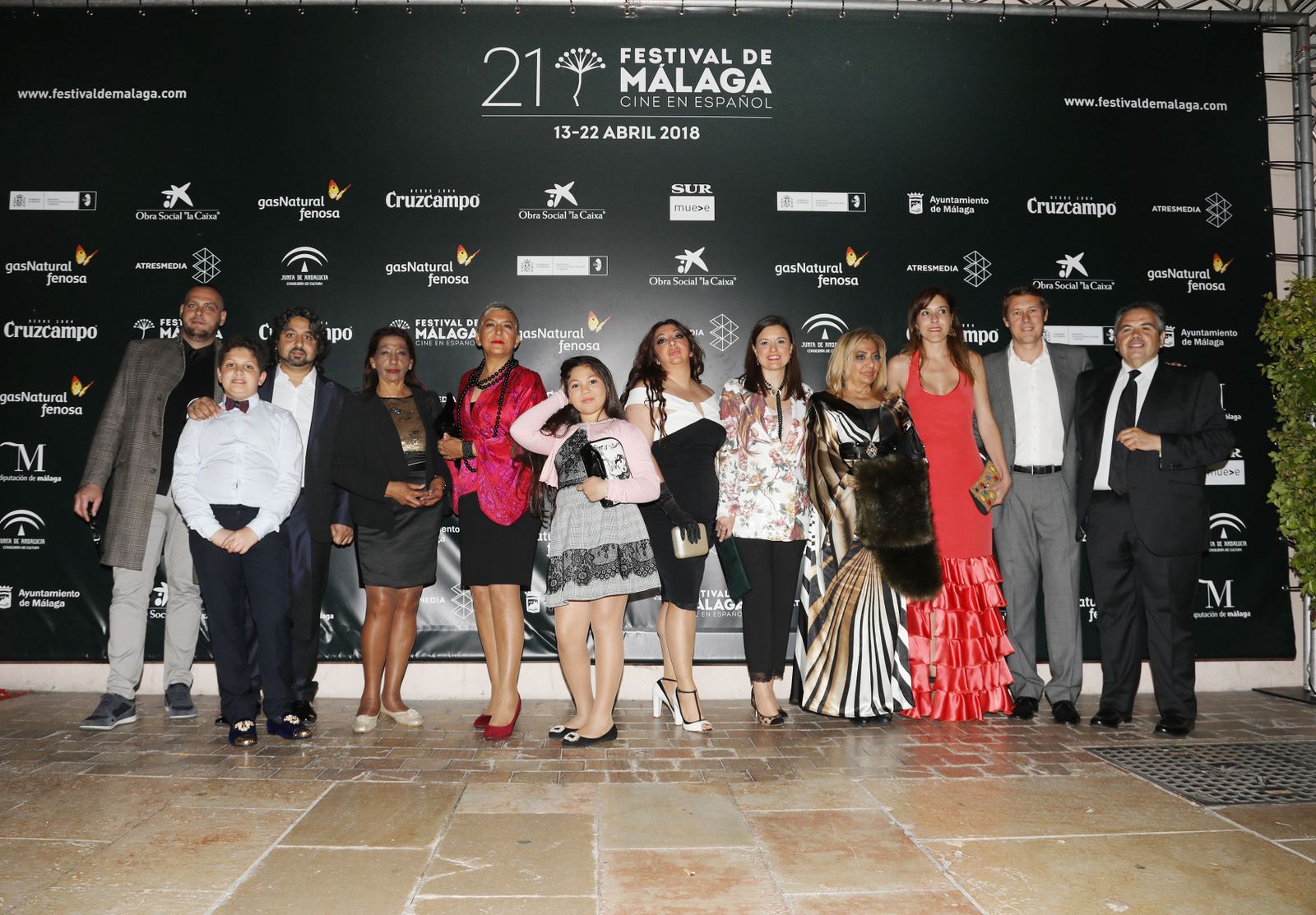 Familiares de Camarón, junto a la alcaldesa isleña, en el Festival de Málaga