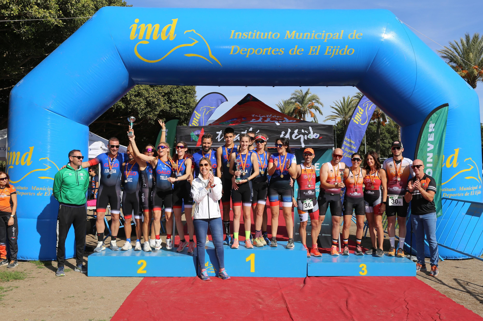 Imagen con el podio por equipos mixtos