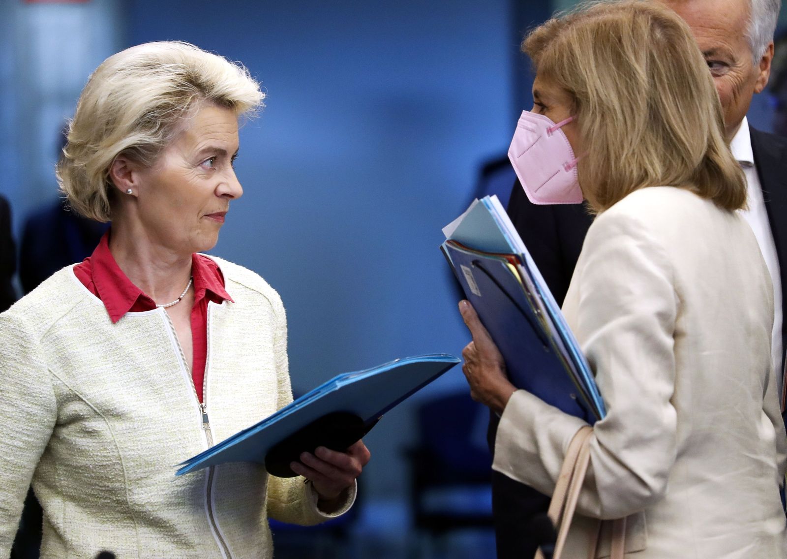 La presidenta de la Comisión Europea, Ursula von der Leyen, conversa en Estrasburgo con la comisaria de Sanidad, Stella Kyriakides.
