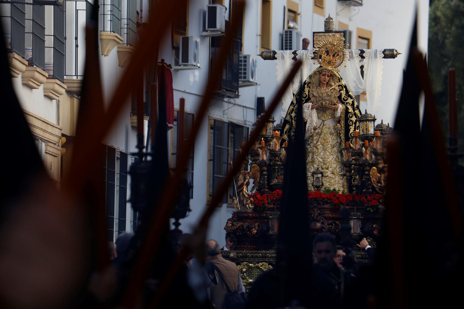 La procesión de la Soledad en este Viernes Santo de Córdoba, en imágenes