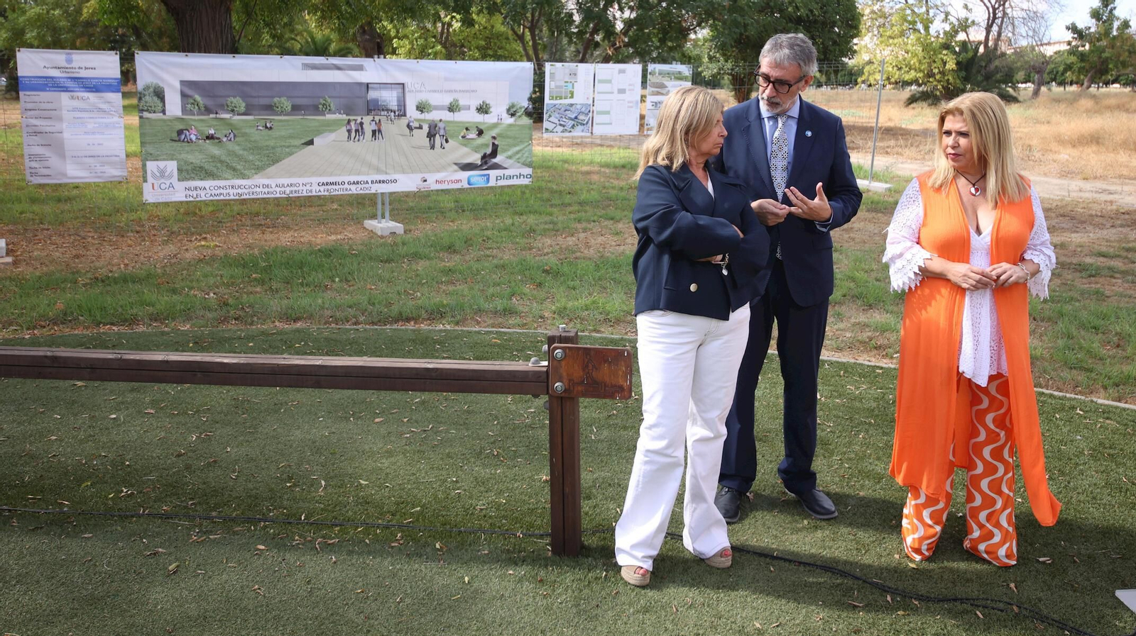 La alcaldesa con el rector de la UCA y la delegada territorial de Educación, a mediados de esta semana.