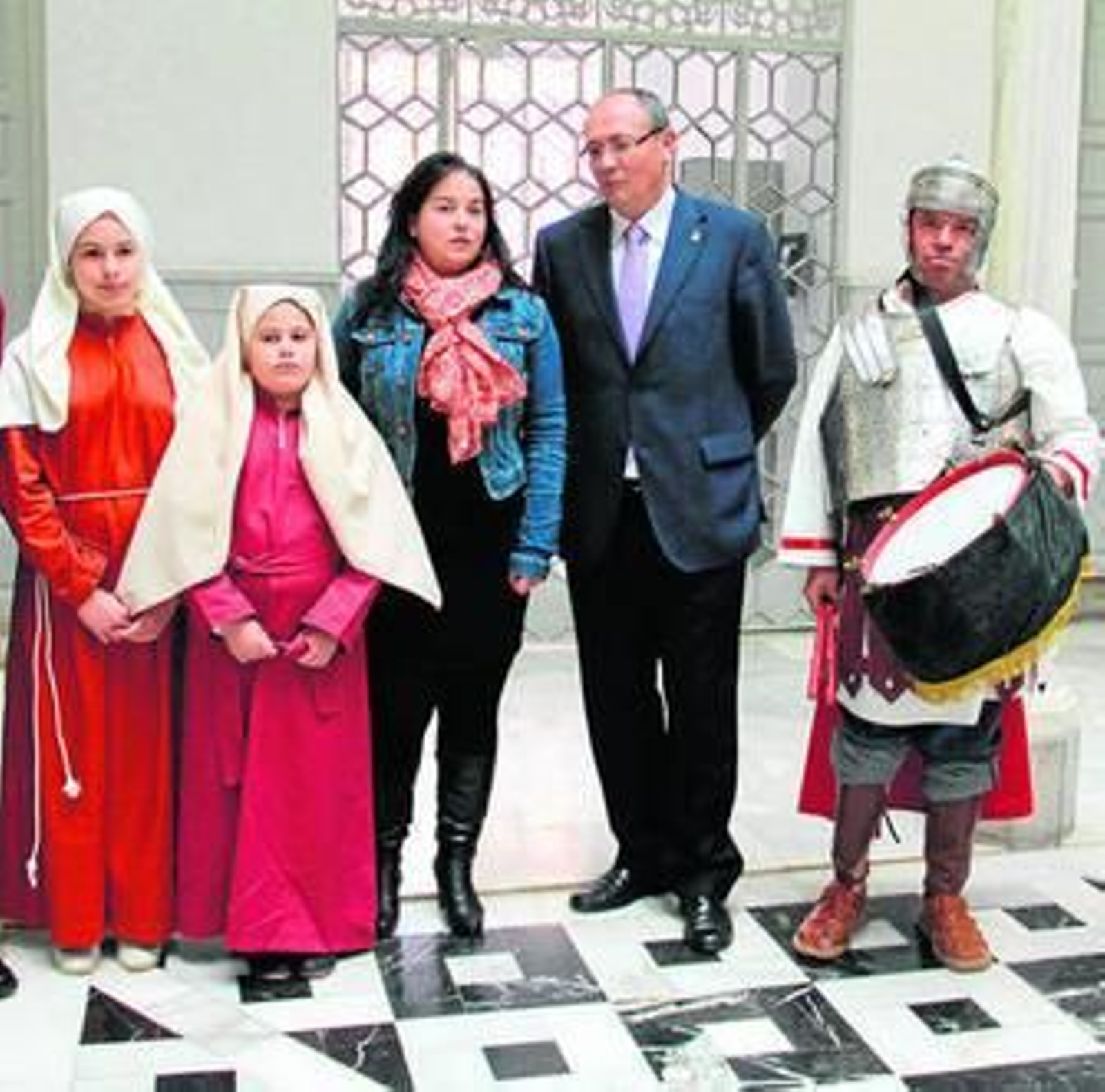 El diputado de cultura y la alcaldesa de la localidad durante la presentación, ayer.