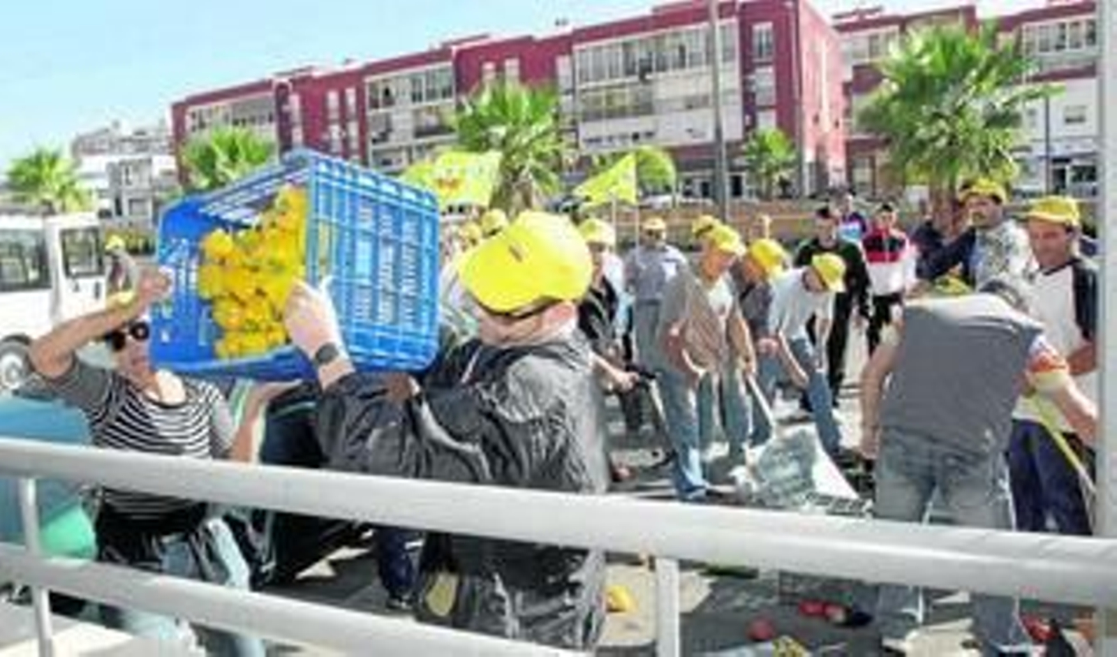 Una de las muchas manifestaciones de protesta de los agricultores almerienses por el bajo precio que paga la distribución por sus productos
