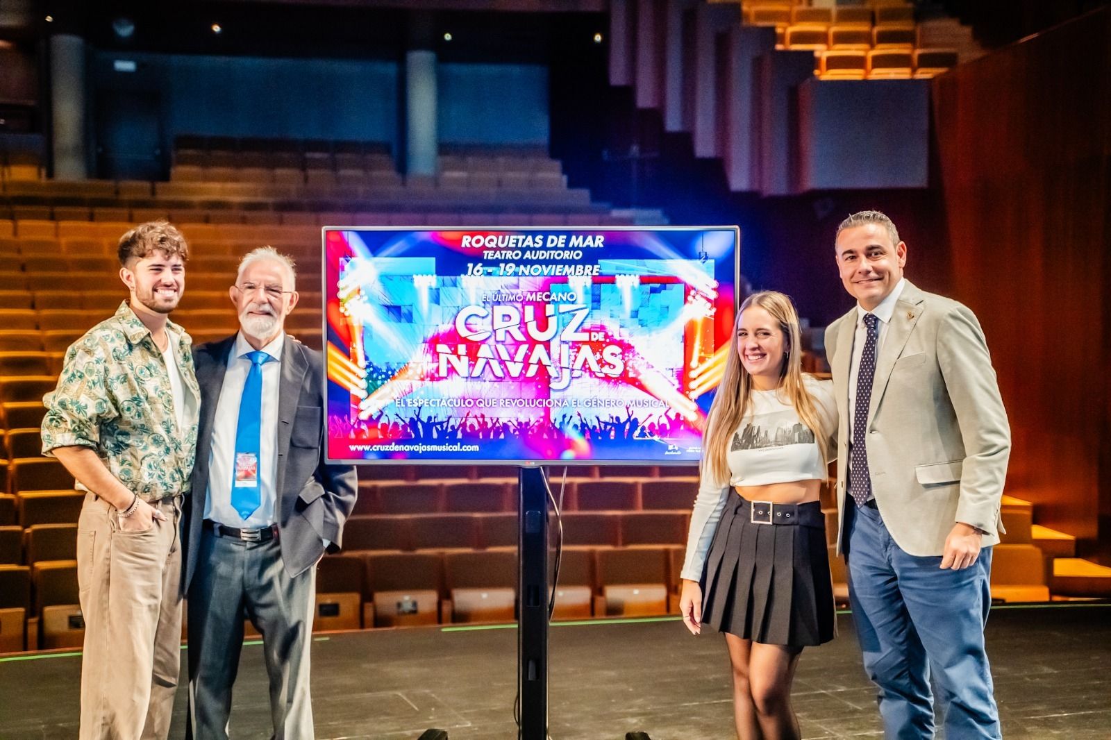 Mikel Herzog, Gonzalo Pérez Pastor, Laura Alcoba y el concejal Daniel Salcedo en la presentación del musical en el Teatro Auditorio.