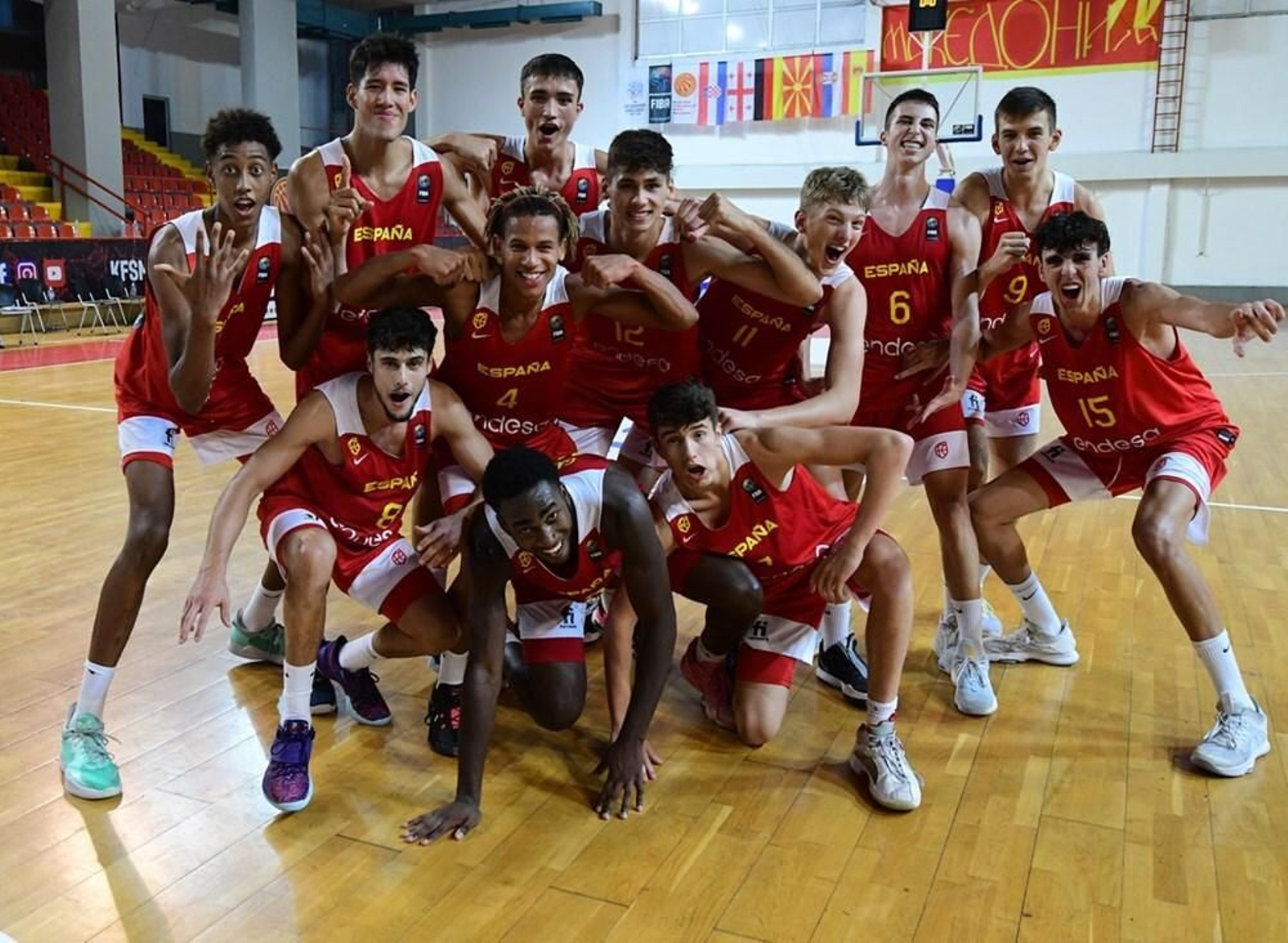 Los jugadores de España celebran el título.