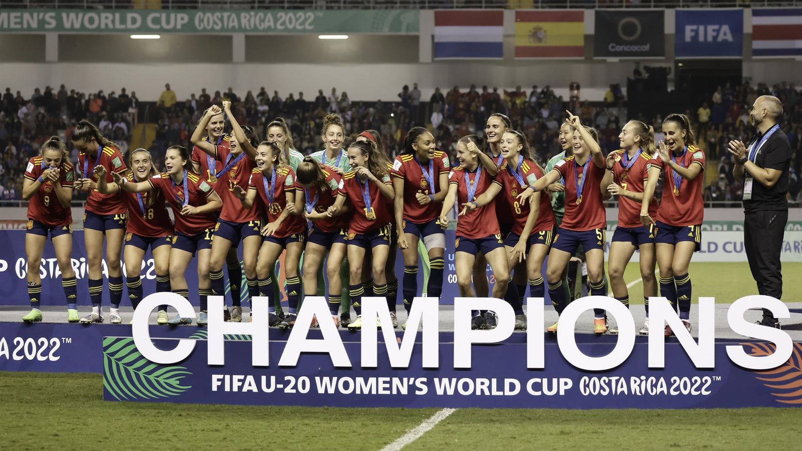 La selección española recoge sus medallas como campeonas del mundo sub 20.