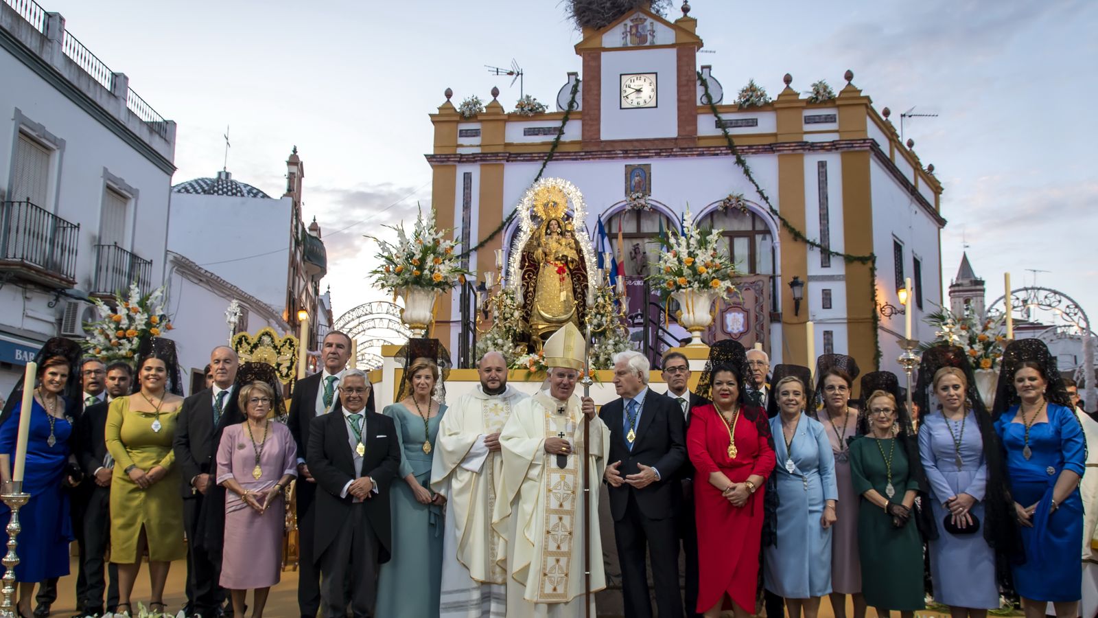 El Duque de Alba ante la Virgen de la Sangre al término de la eucaristía