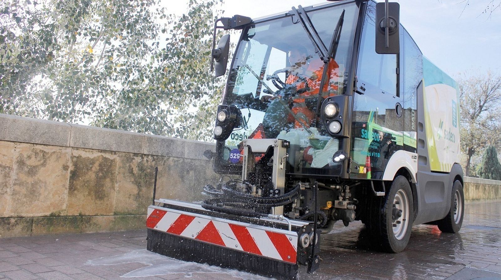 Un operario de Sadeco realiza baldeos con agua en la Ribera.