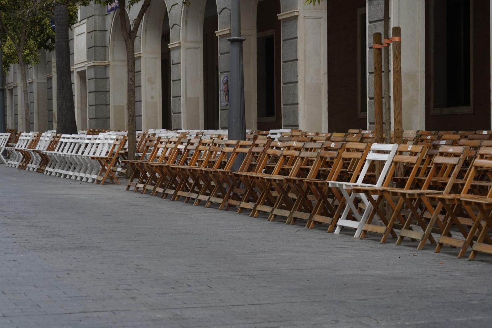 Así luce la Gran Vía de Huelva este jueves con miles de sillas colocadas para acoger la Procesión Magna Mariana 2025