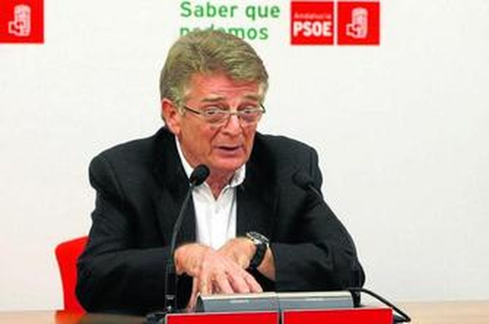 Francisco González Cabaña, en la rueda de prensa del domingo en la sede del PSOE de Cádiz.