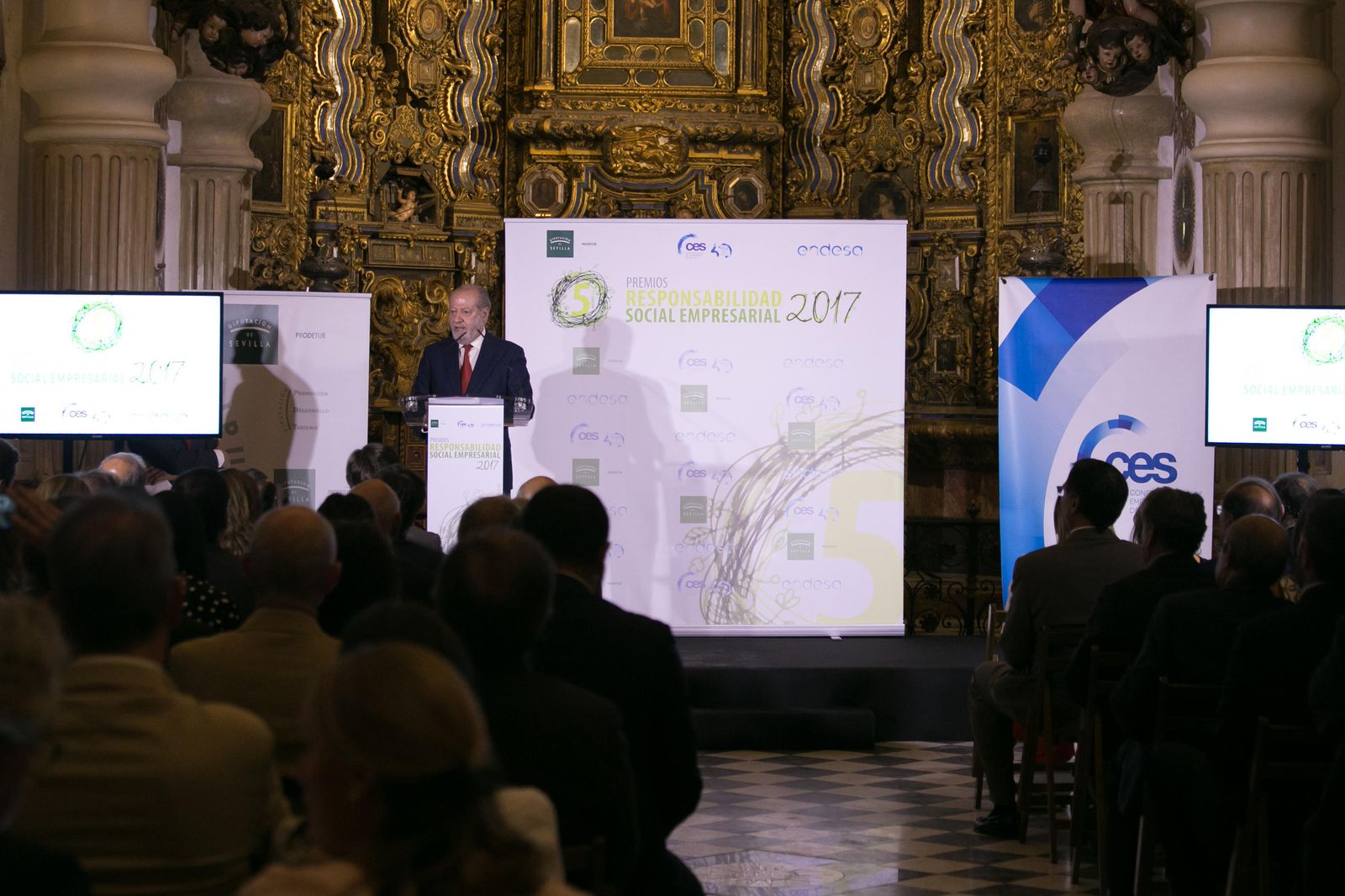 El presidente de la Diputación de Sevilla en la anterior edición de los Premios, en la iglesia de San Luis de los Franceses.