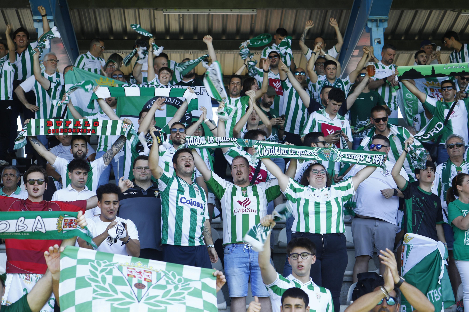 Las mejores fotos de la afición del Córdoba CF en el partido ante la Ponferradina en El Toralín Las mejores fotos de la afición del Córdoba CF en el partido ante la Ponferradina en El Toralín