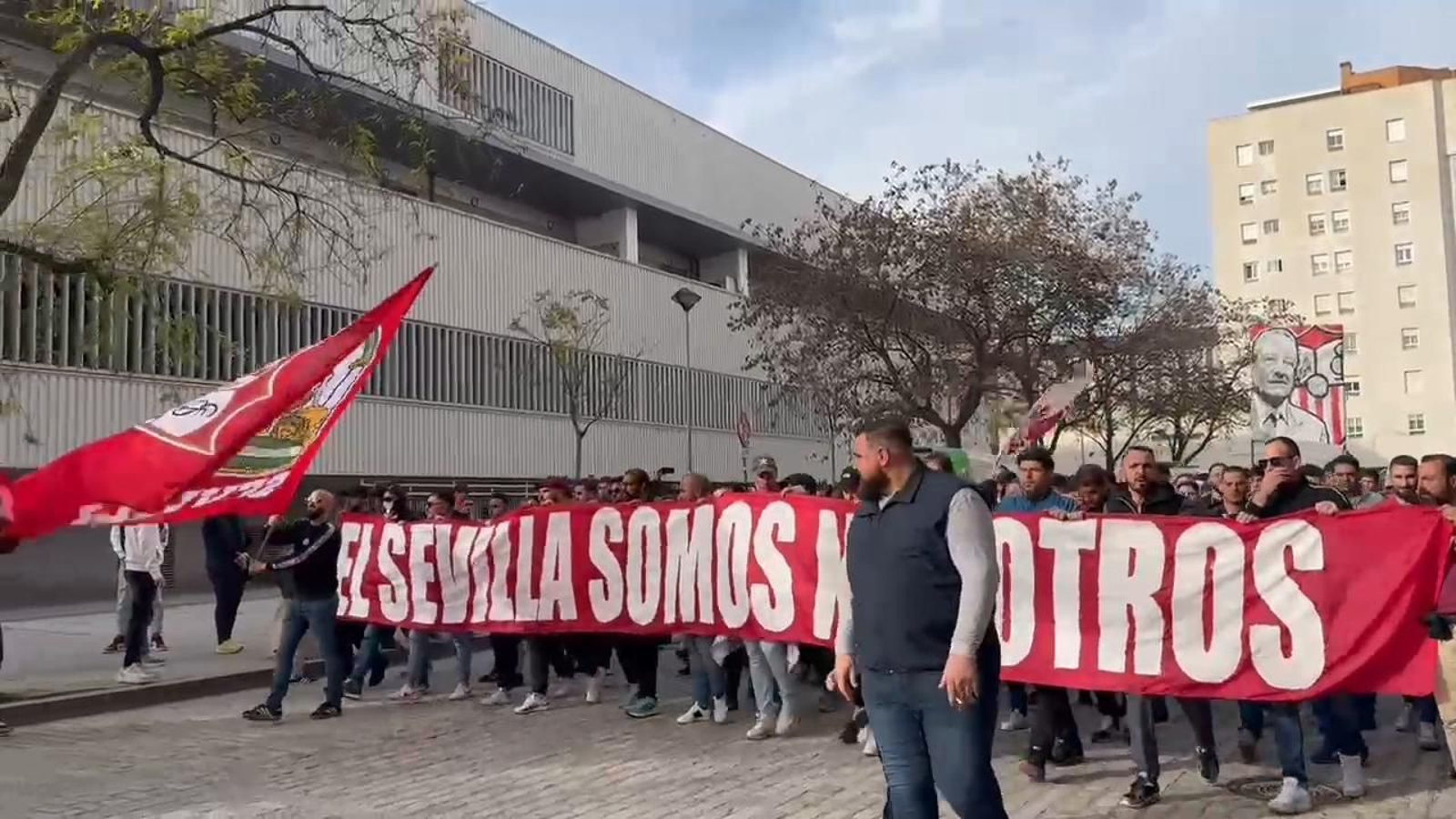 La manifestación promovida por Biris Norte contra la directiva llega al Sánchez-Pizjuán.