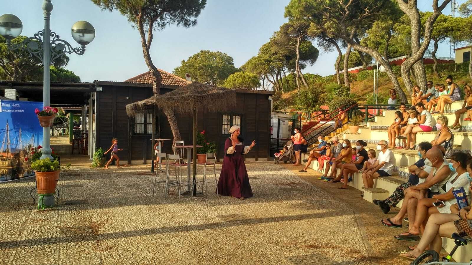 Una actriz vestida de época colombina, durante la acción promocional en un hotel de la provincia.