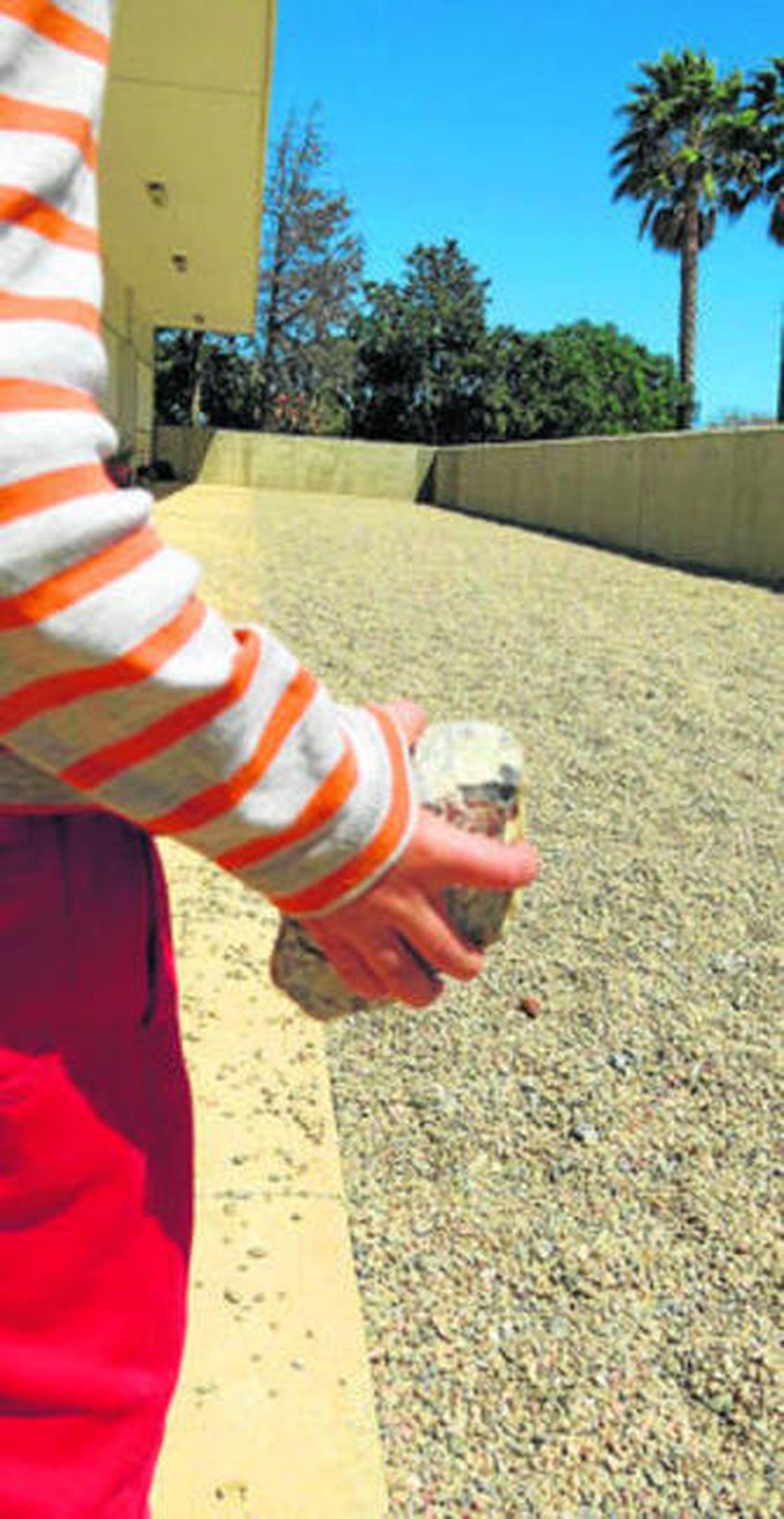 El patio de los pequeños de 3 años con chinorro y escombro de obra.