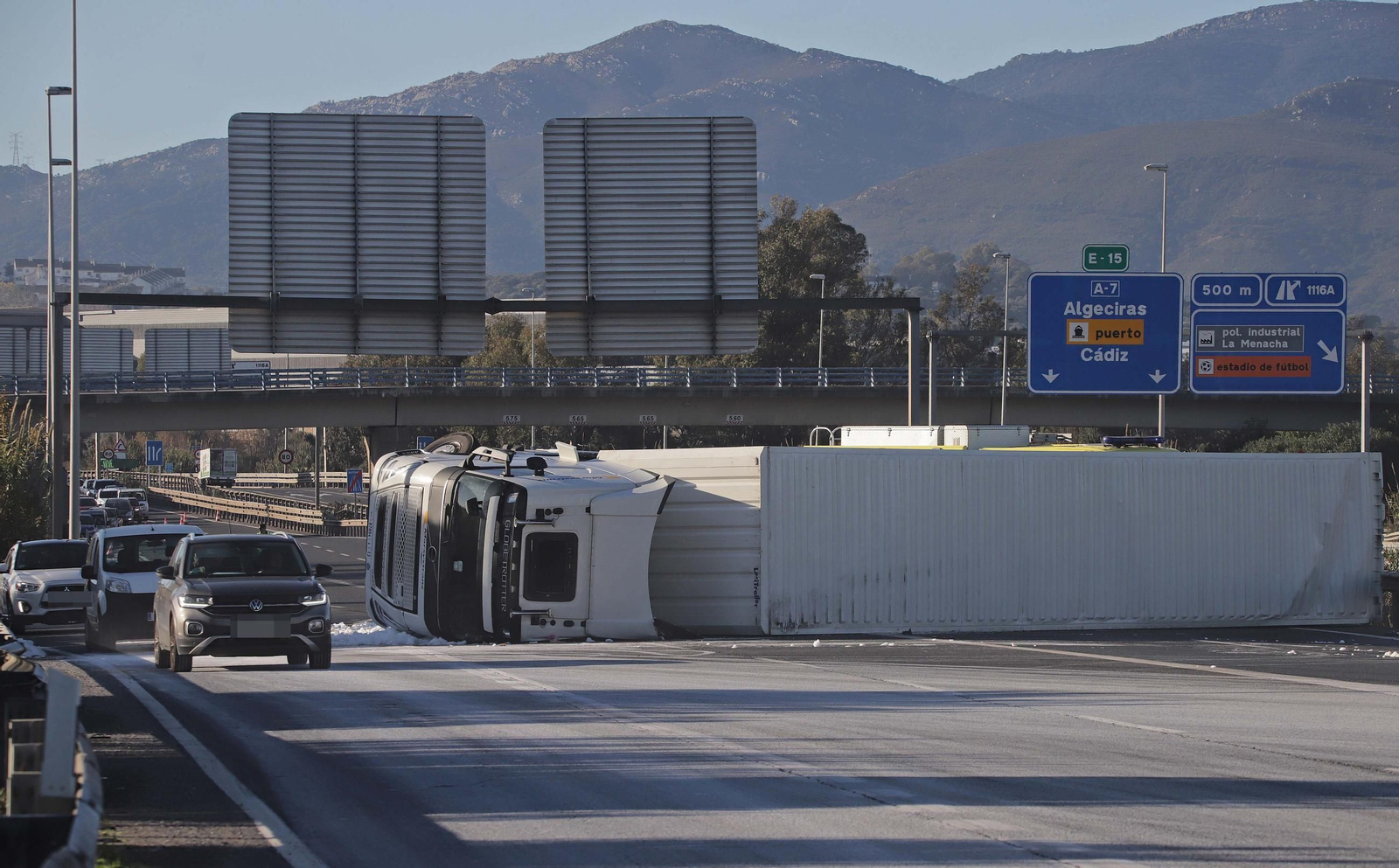 Fotos del camión volcado en la A7 en Los Barrios