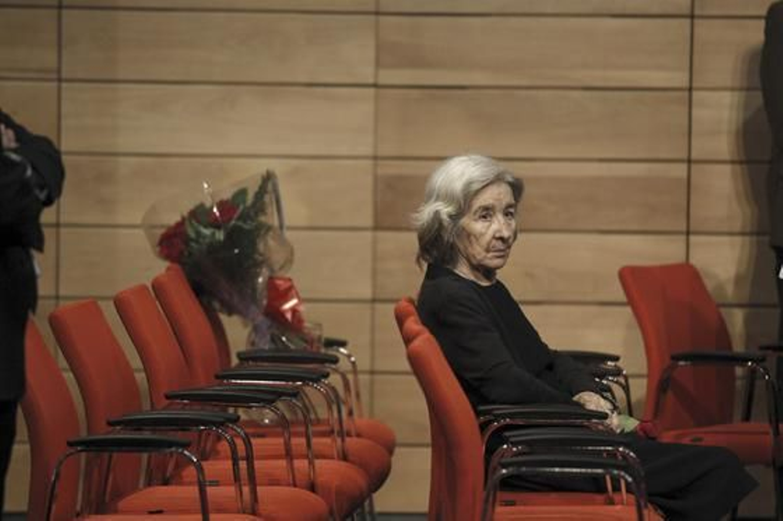 La viuda de Santiago Carrillo, Carmen Menéndez, sentada en la capilla ardiente donde descansaban los restos mortales de su esposo.

Foto: EFE