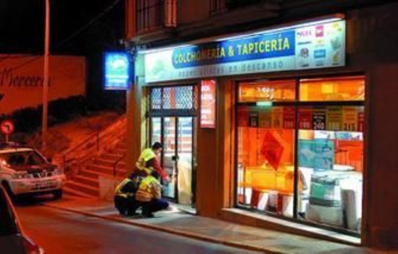El atraco se produjo en esta colchonería de la calle Cuesta del Matadero.