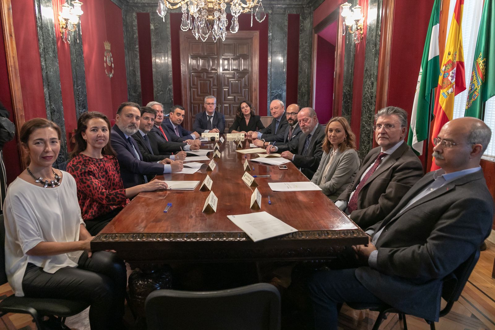 El presidente de la Diputación junto a los representantes de las entidades bancarias .