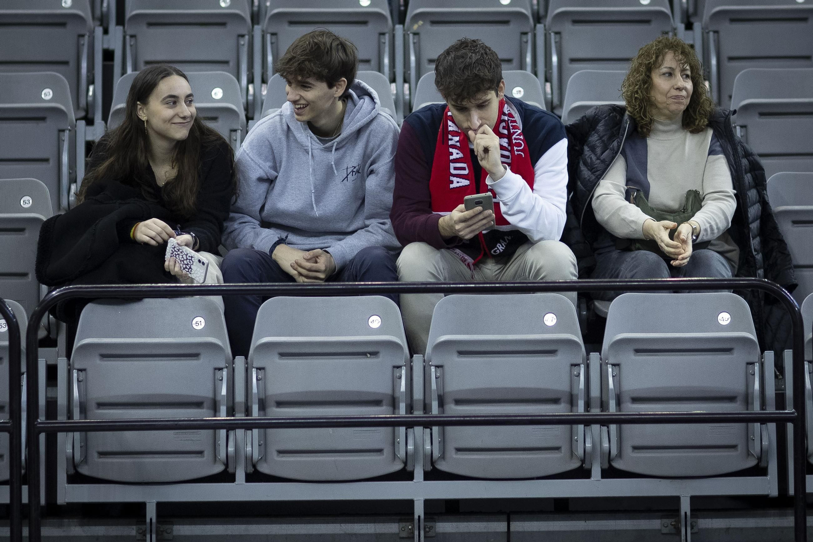 Encuéntrate en la grada del Palacio de Deportes en el partido del Covirán Granada