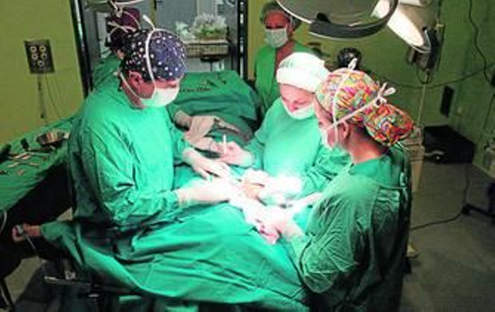 Un paciente se somente a una intervención quirúrgica que llevaba seis meses esperando.