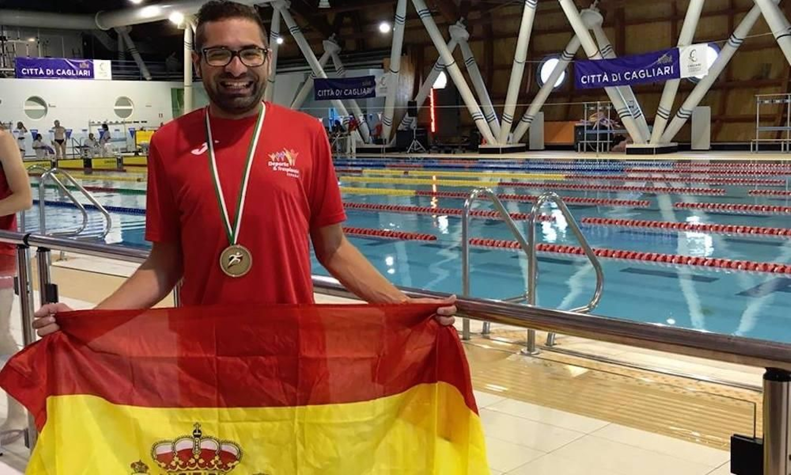 Samuel Delgado, con la bandera de España, en Cagliari (Italia), donde consiguió medallas en los X Juegos Europeos para Trasplantados. Samuel Delgado, con la bandera de España, en Cagliari (Italia), donde consiguió medallas en los X Juegos Europeos para Trasplantados.