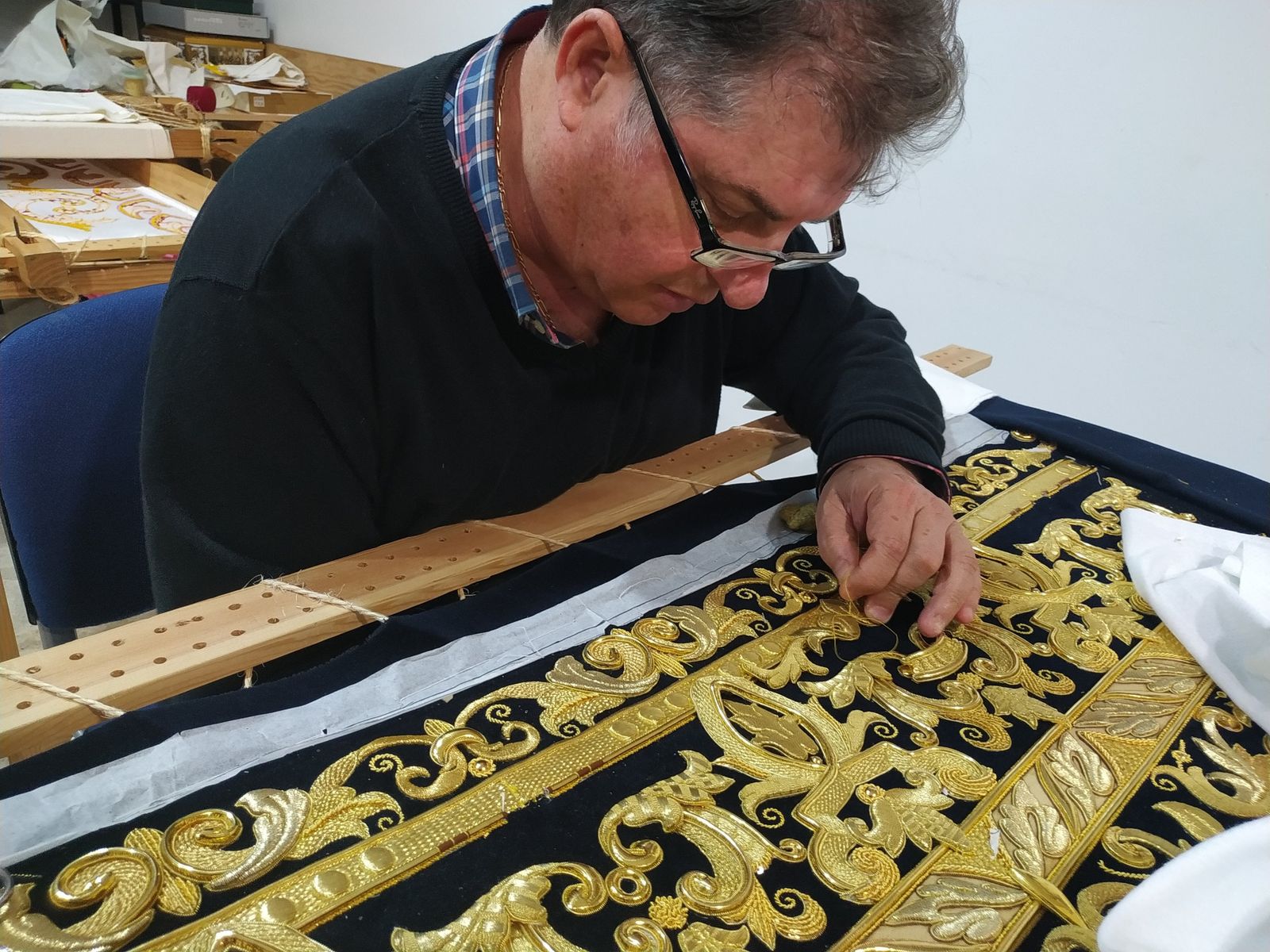 El bordador Rafael Infante trabaja sobre una de sus obras