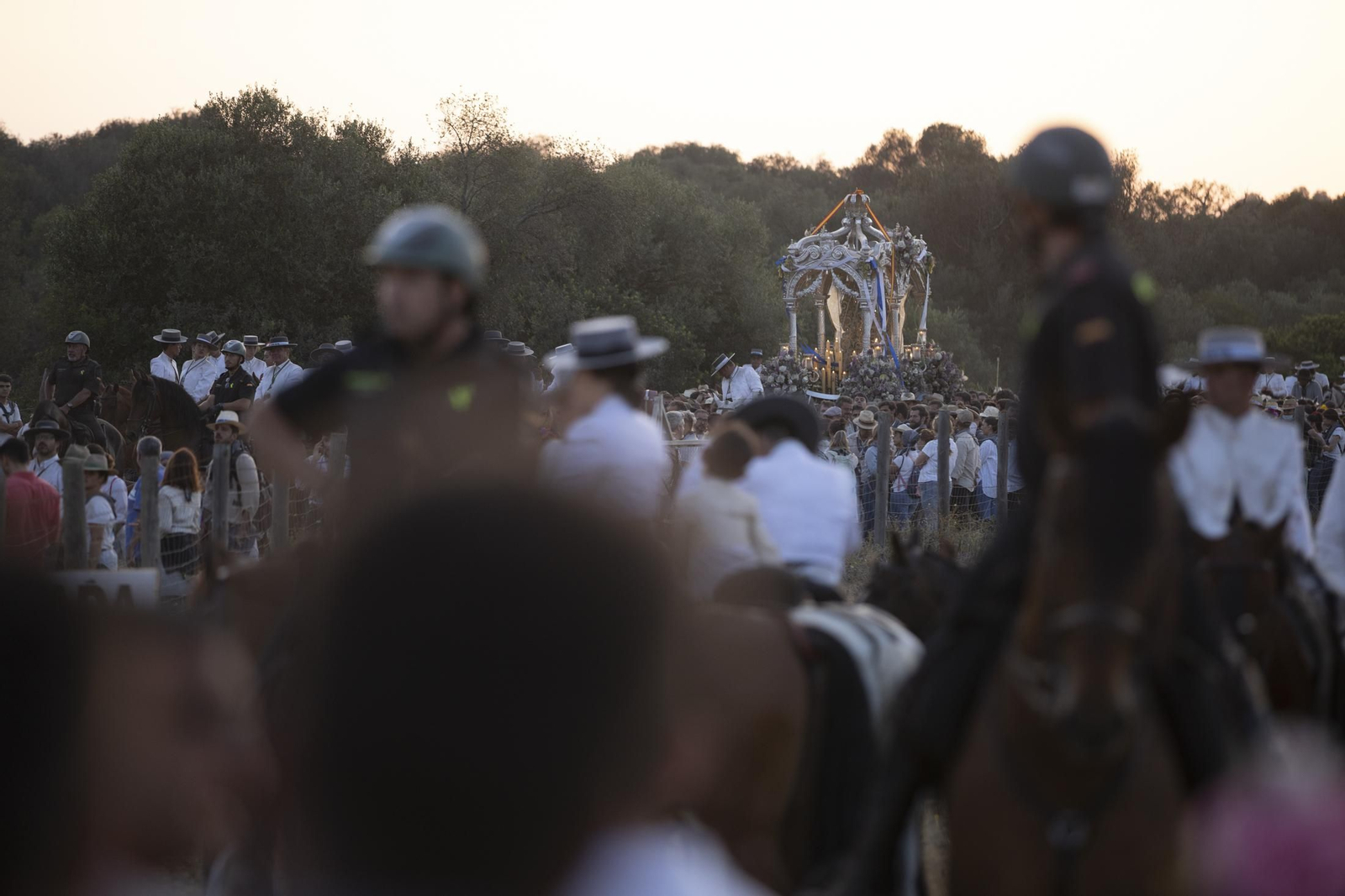 El Rocío 2023: Imágenes de la entrada de la Hermandad de Huelva en El Rocío