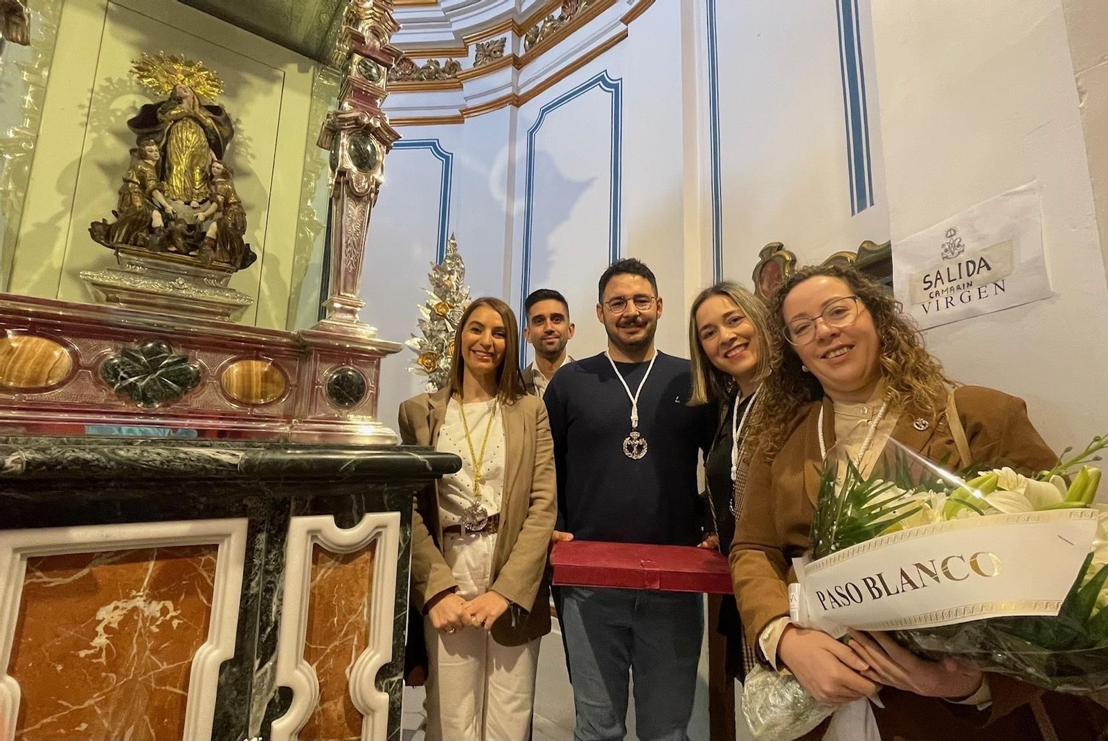 La Junta de Gobierno de la Cofradía de Nuestra Señora de las Angustias junto a la Virgen del Saliente.