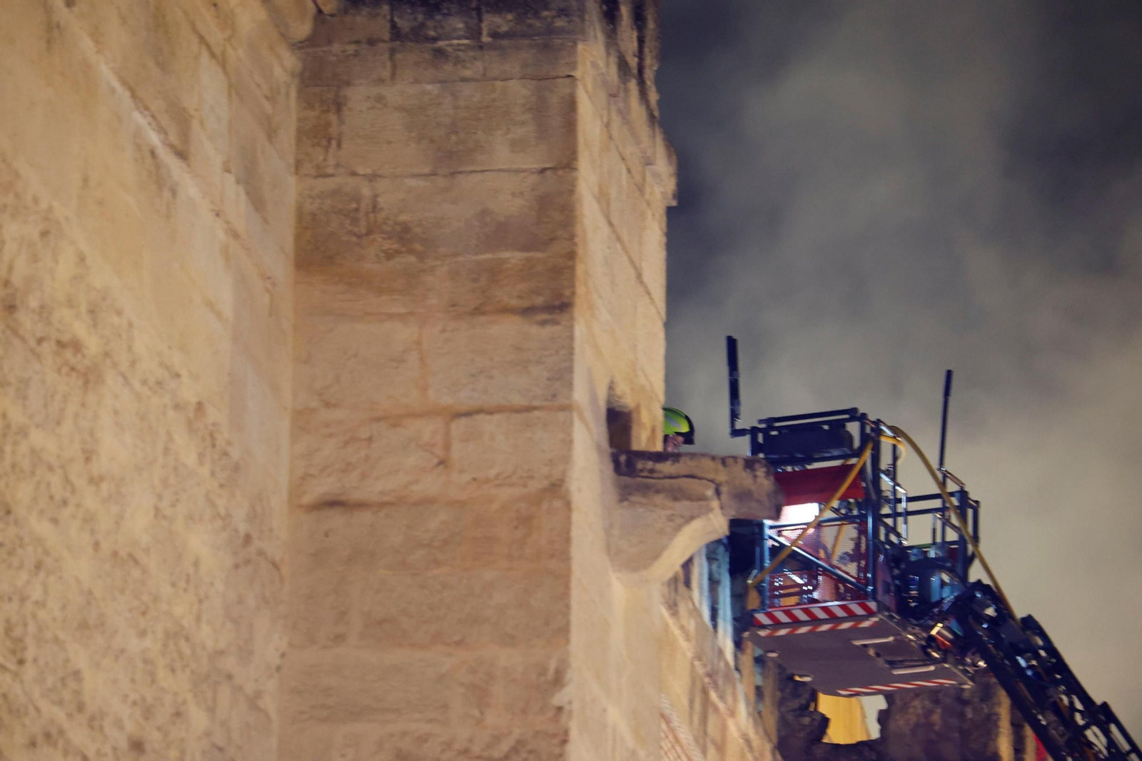 Las fotos del incendio en la Mezquita-Catedral de Córdoba