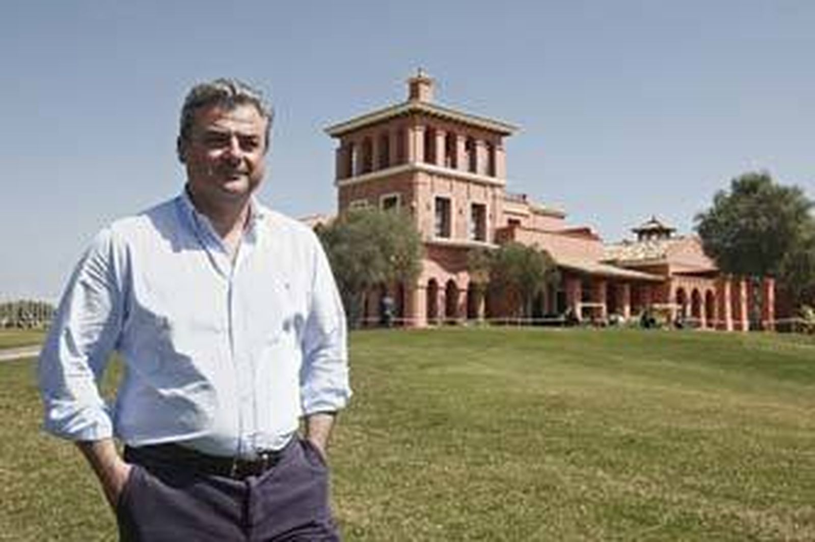 Juan Álvarez posa para Europa Sur con la casa club de La Reserva al fondo. /Erasmo Fenoy