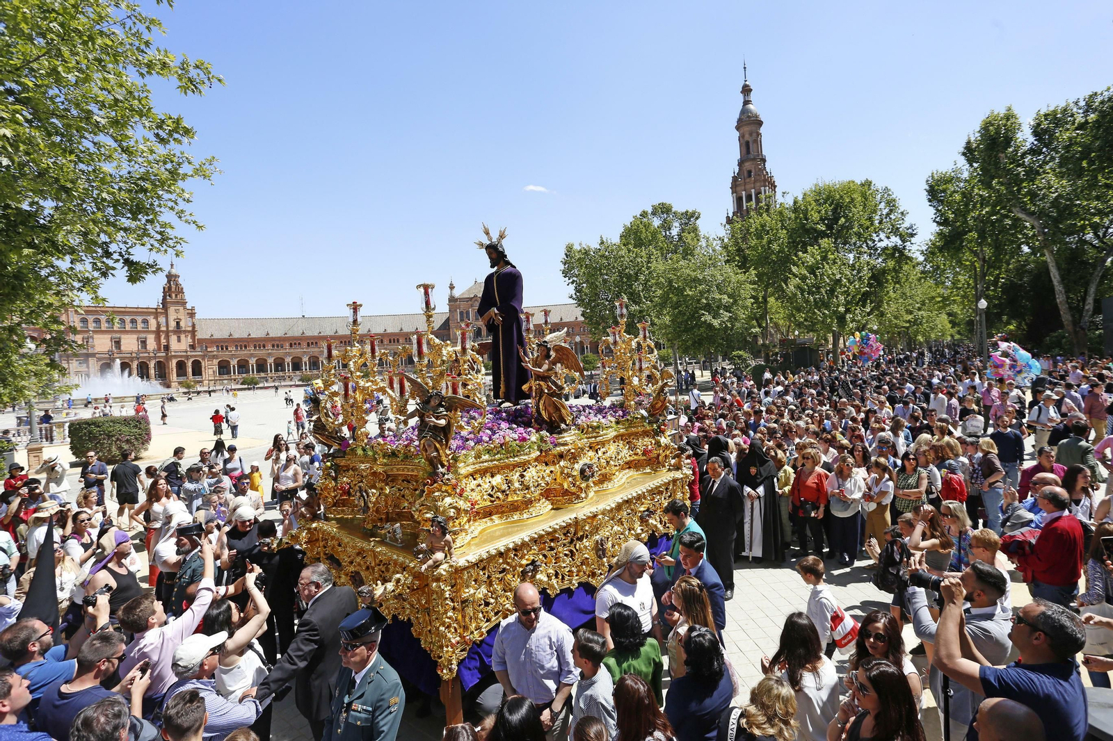 El Cautivo del Tiro de Línea atraviesa el Parque de María Luisa seguido por una legión de devotas.