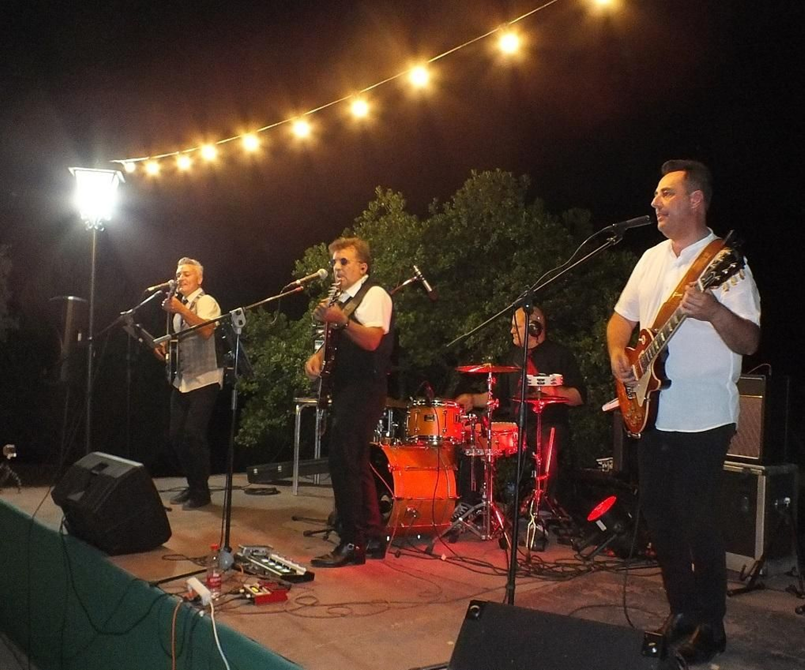 Un grupo de música toca en Los Villares.