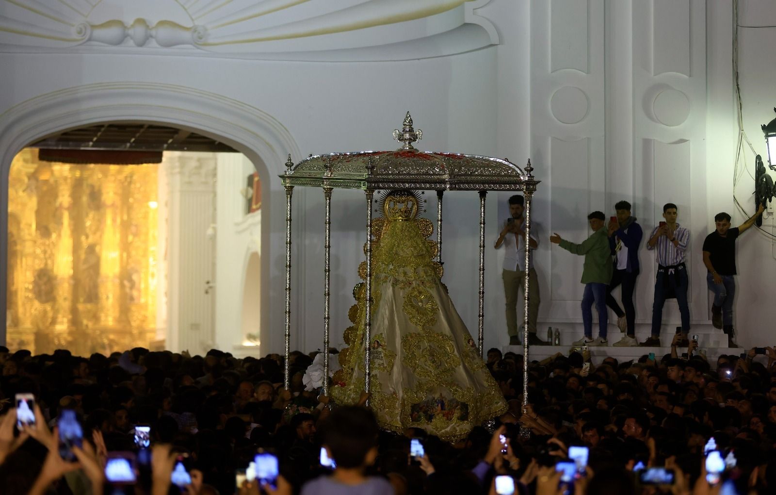 La Virgen del Rocío, volviendo al santuario de forma precipitada.
